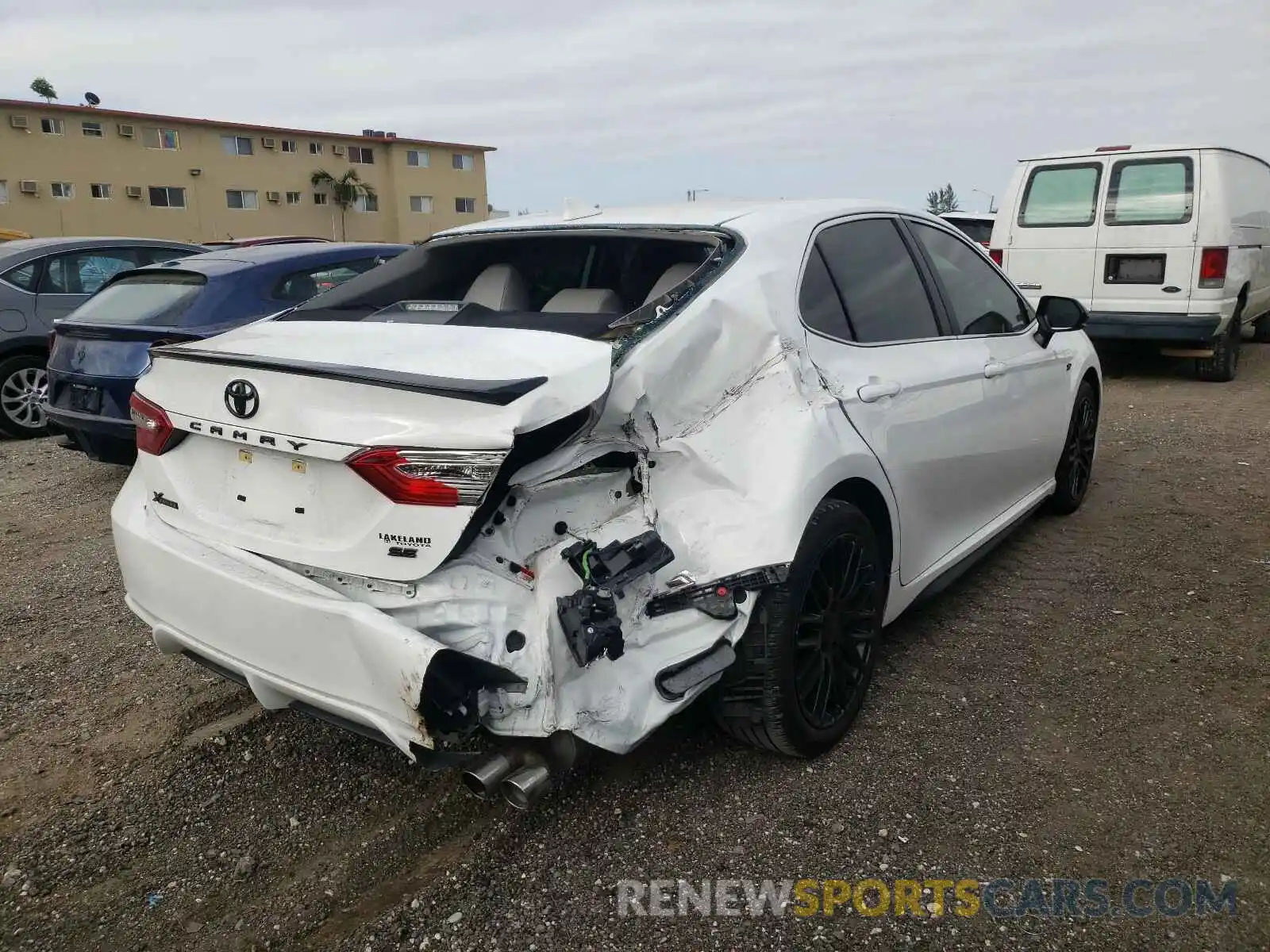 4 Photograph of a damaged car 4T1G11AK5LU941230 TOYOTA CAMRY 2020