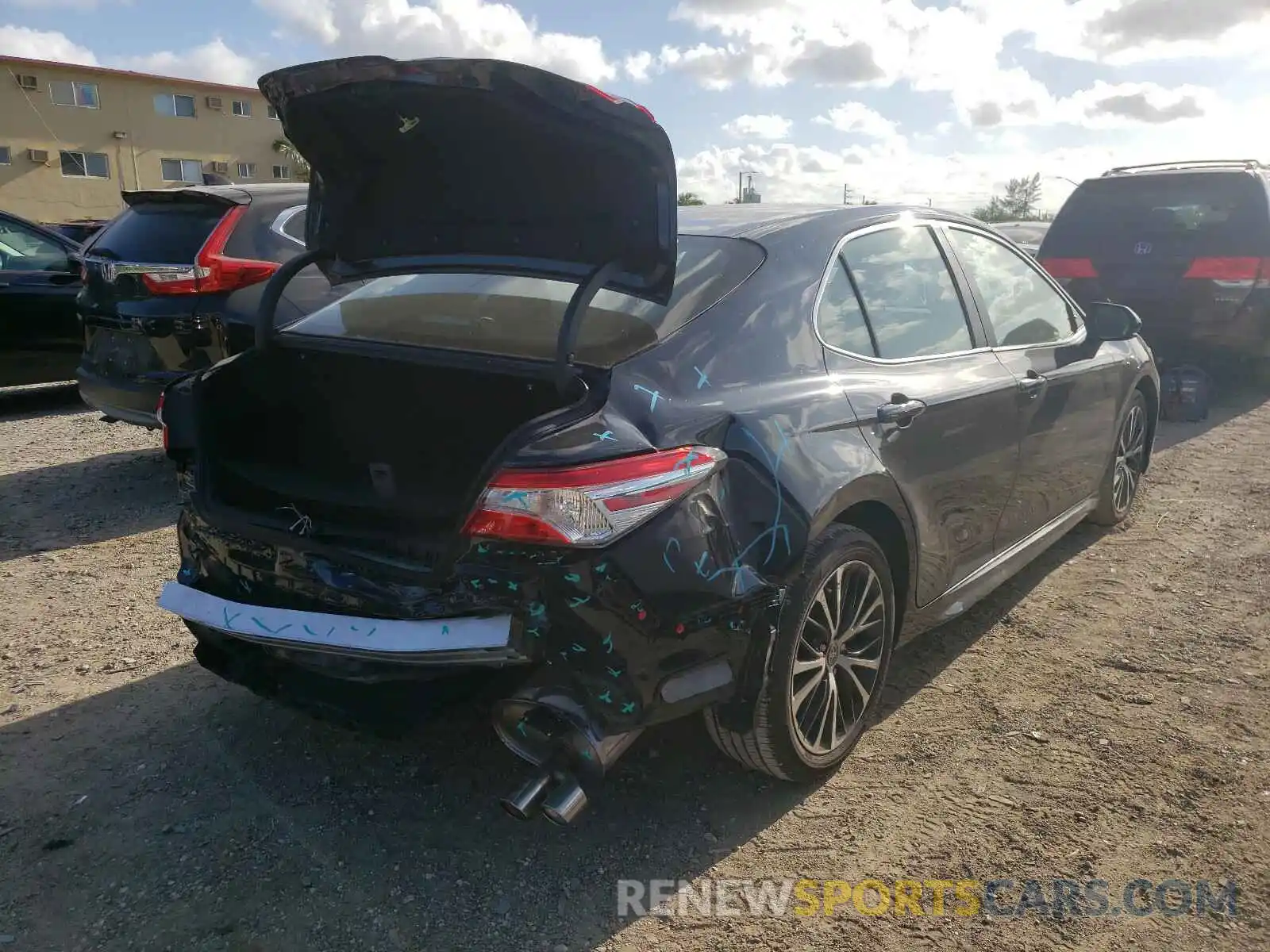 4 Photograph of a damaged car 4T1G11AK5LU952955 TOYOTA CAMRY 2020