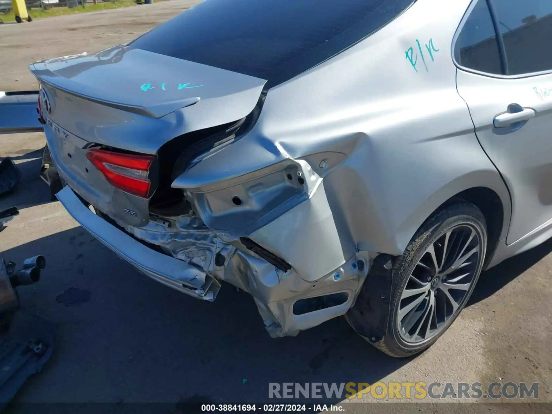 18 Photograph of a damaged car 4T1G11AK6LU355927 TOYOTA CAMRY 2020