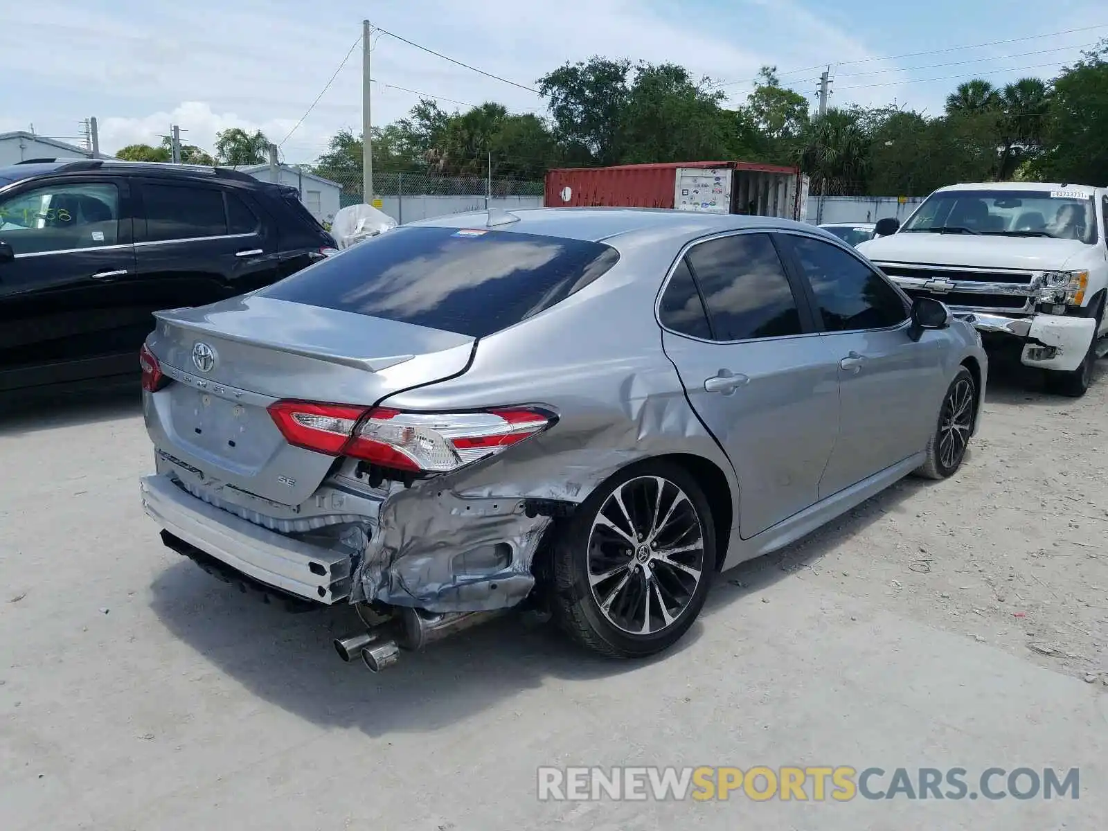 4 Photograph of a damaged car 4T1G11AK6LU506670 TOYOTA CAMRY 2020