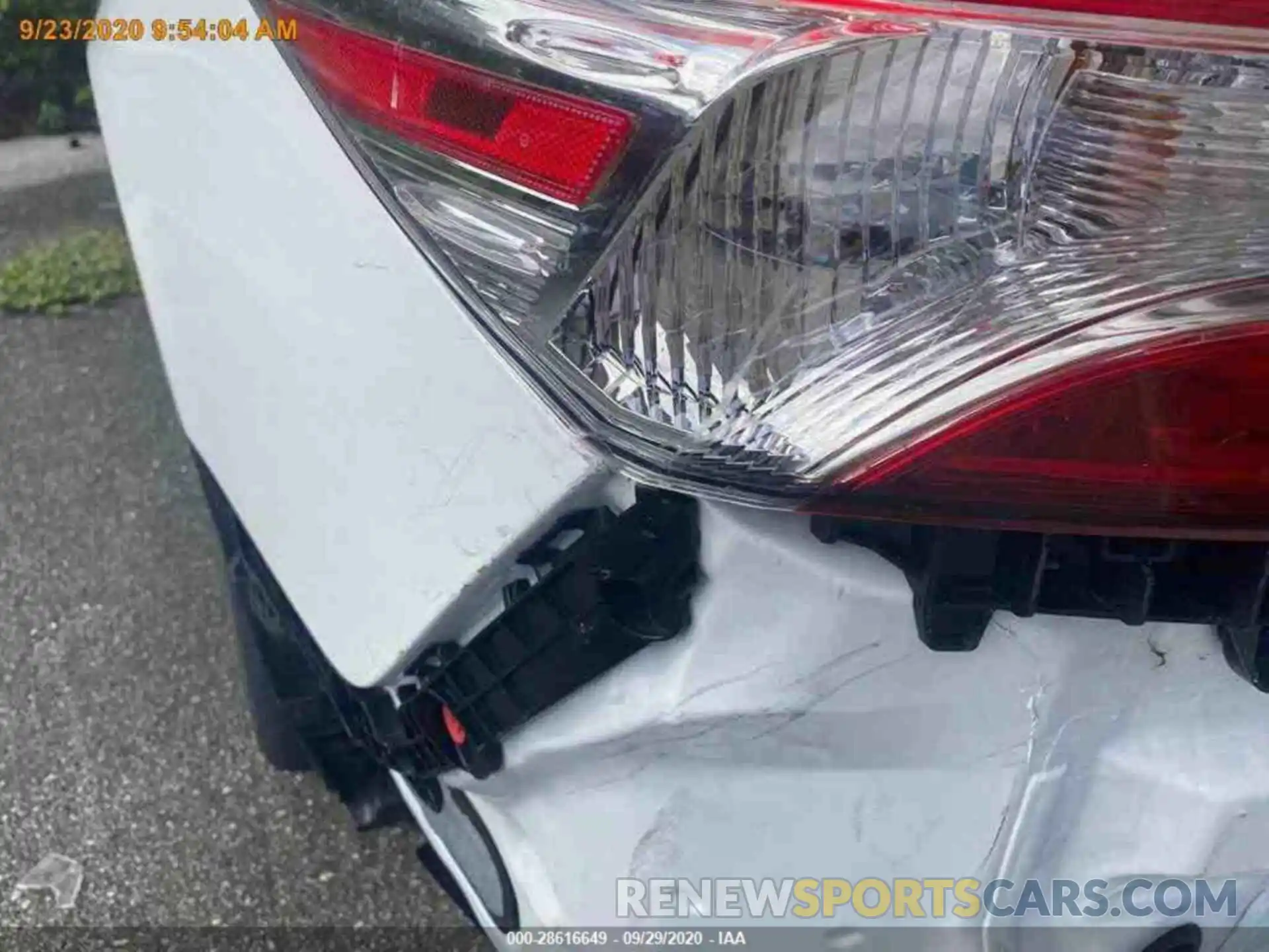 14 Photograph of a damaged car 4T1G11AK6LU865047 TOYOTA CAMRY 2020