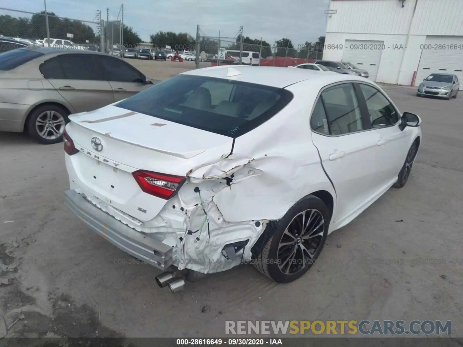 4 Photograph of a damaged car 4T1G11AK6LU865047 TOYOTA CAMRY 2020