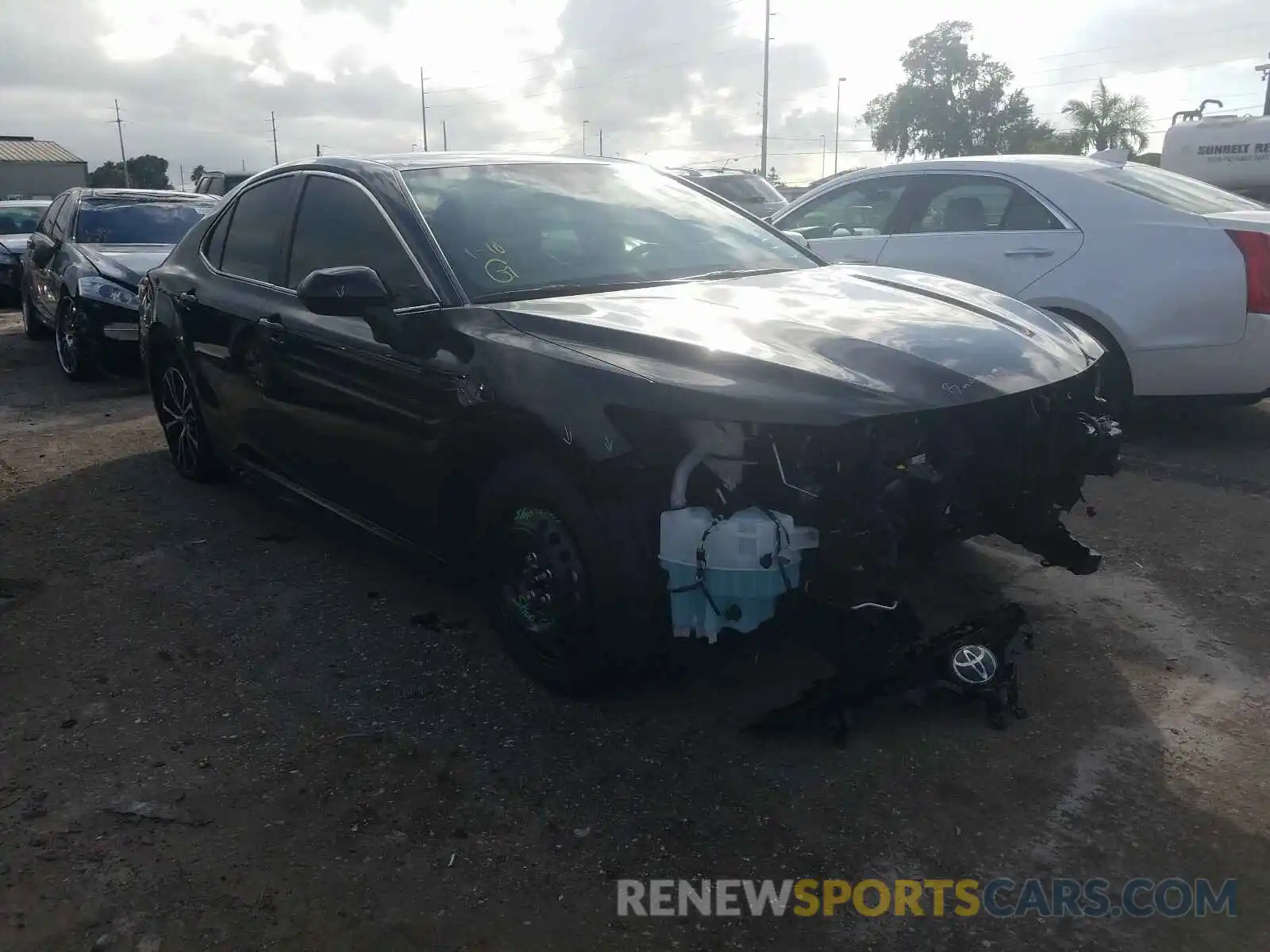 1 Photograph of a damaged car 4T1G11AK6LU954696 TOYOTA CAMRY 2020