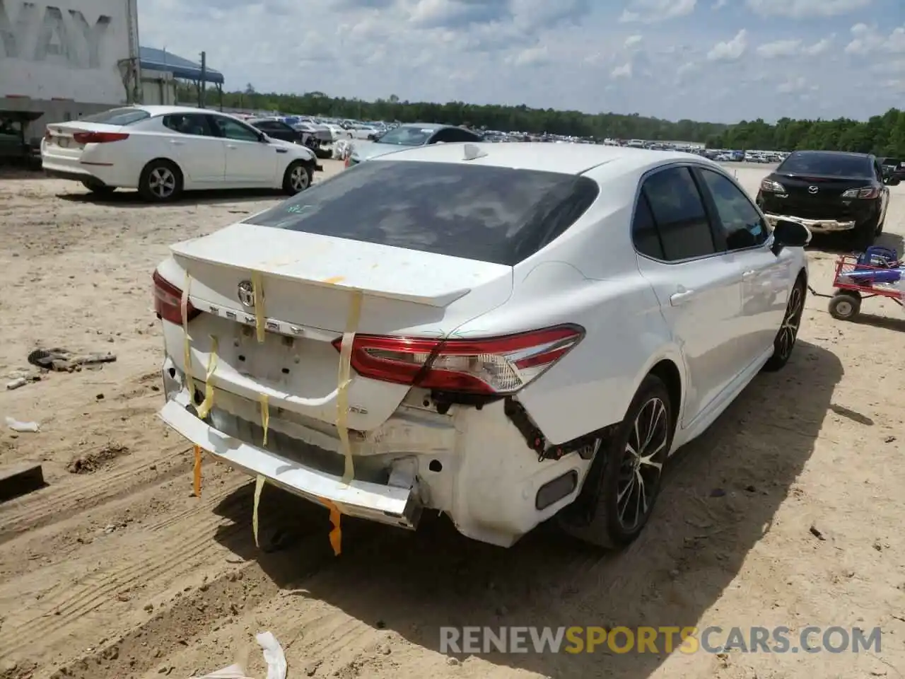 4 Photograph of a damaged car 4T1G11AK6LU972308 TOYOTA CAMRY 2020