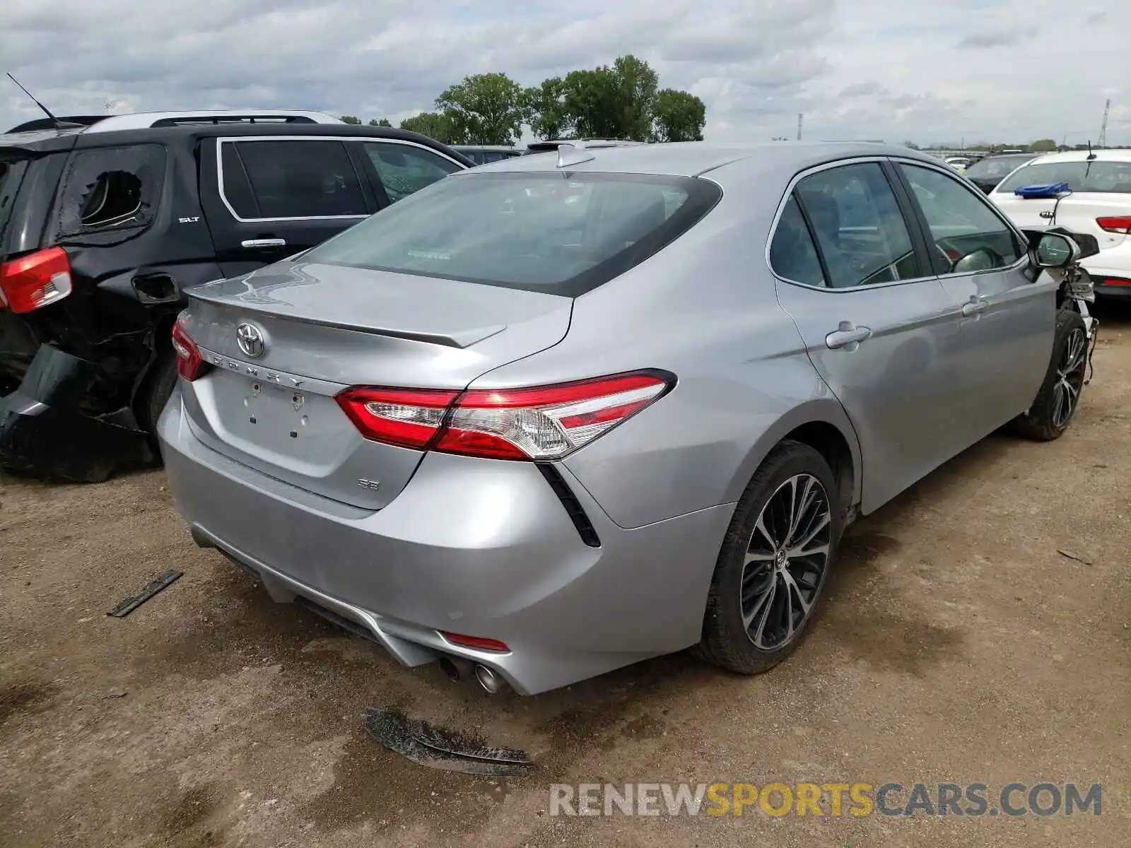 4 Photograph of a damaged car 4T1G11AK7LU328784 TOYOTA CAMRY 2020