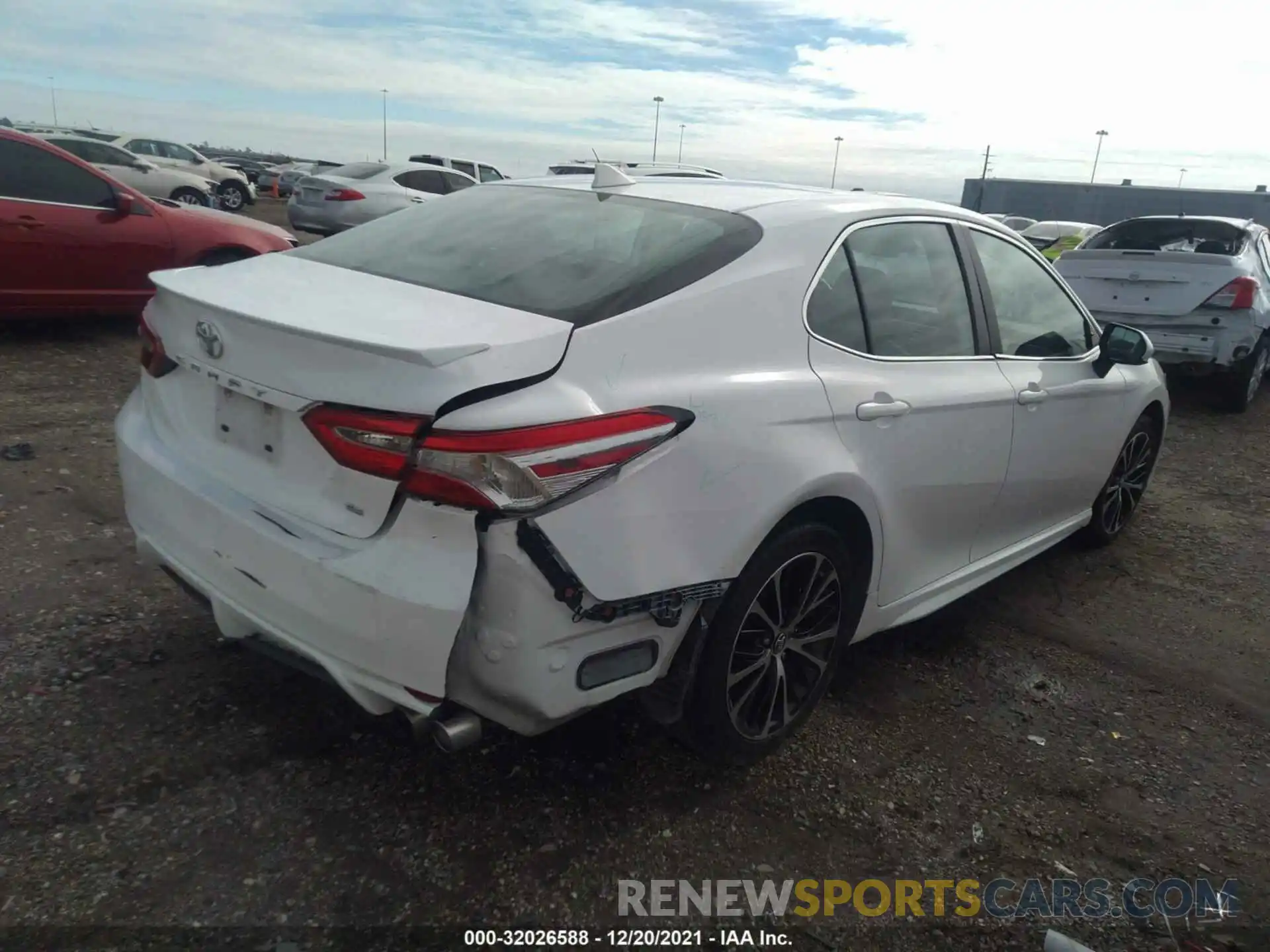 4 Photograph of a damaged car 4T1G11AK7LU330793 TOYOTA CAMRY 2020