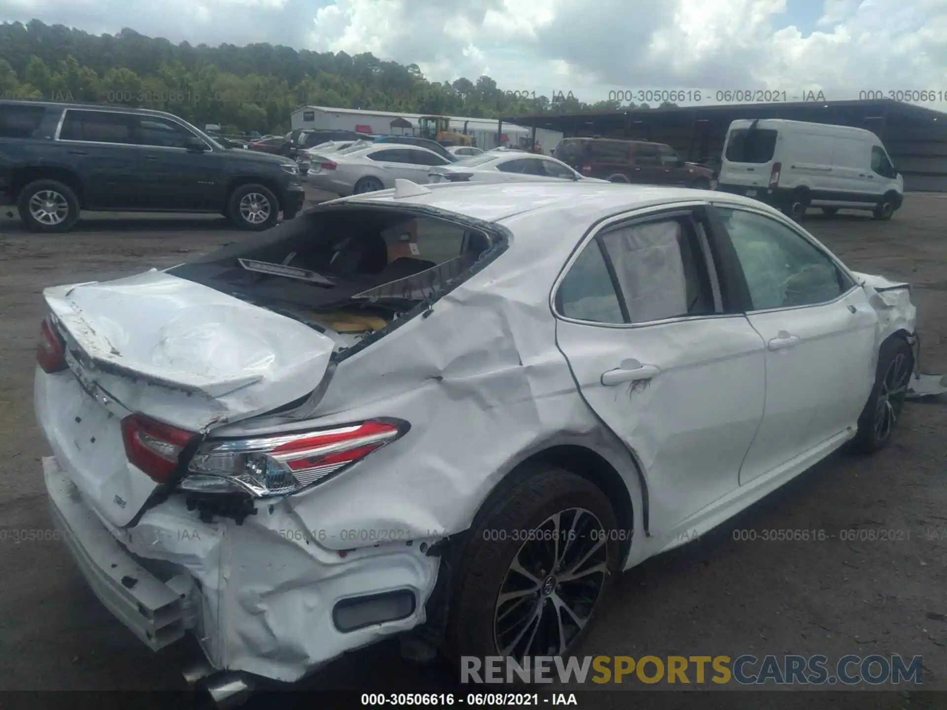 4 Photograph of a damaged car 4T1G11AK7LU343981 TOYOTA CAMRY 2020