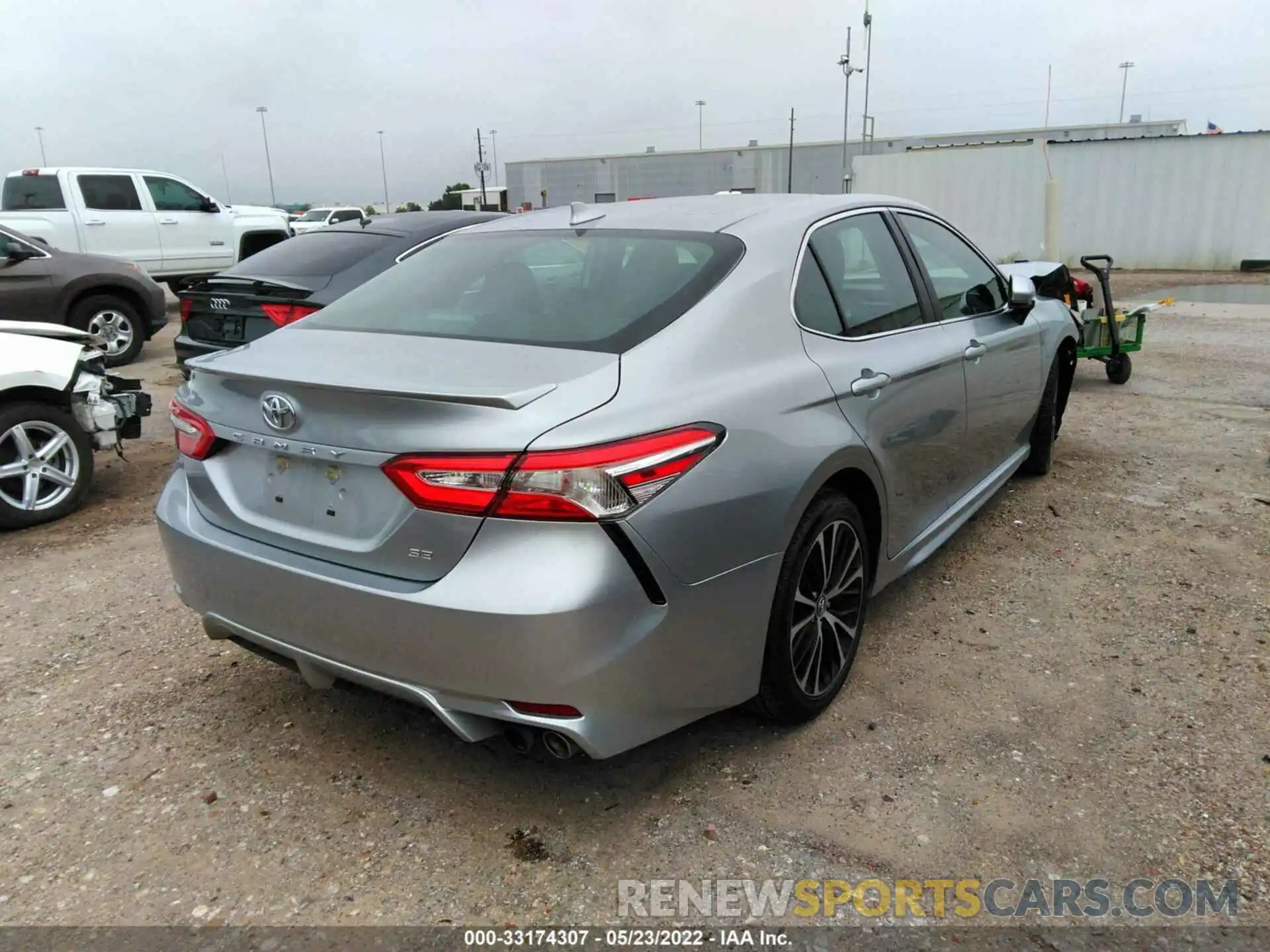 4 Photograph of a damaged car 4T1G11AK7LU923599 TOYOTA CAMRY 2020