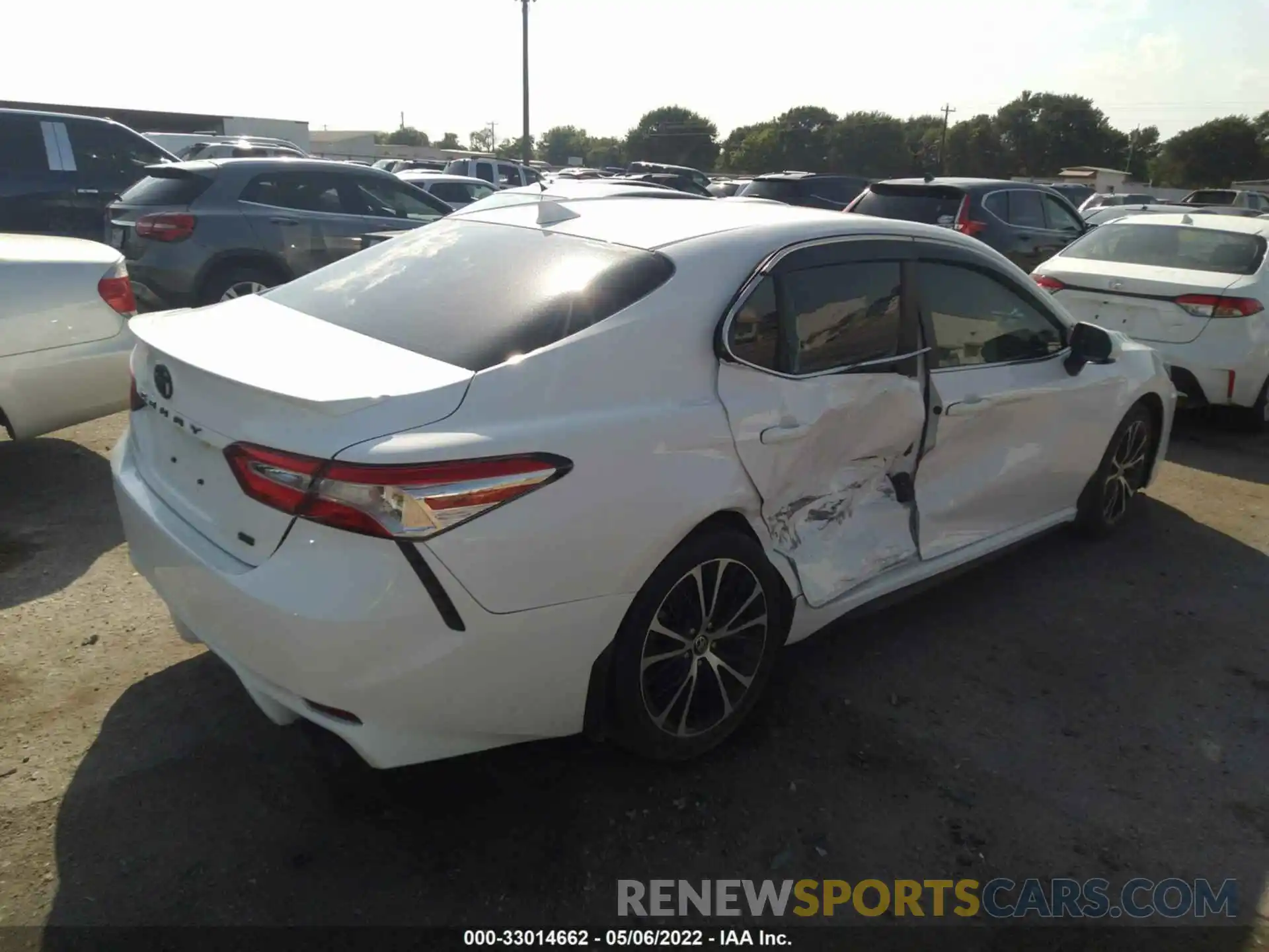 4 Photograph of a damaged car 4T1G11AK7LU995242 TOYOTA CAMRY 2020