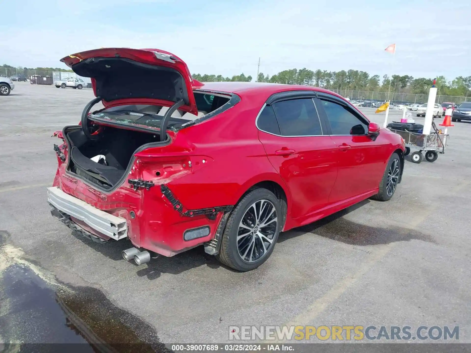 4 Photograph of a damaged car 4T1G11AK8LU357565 TOYOTA CAMRY 2020