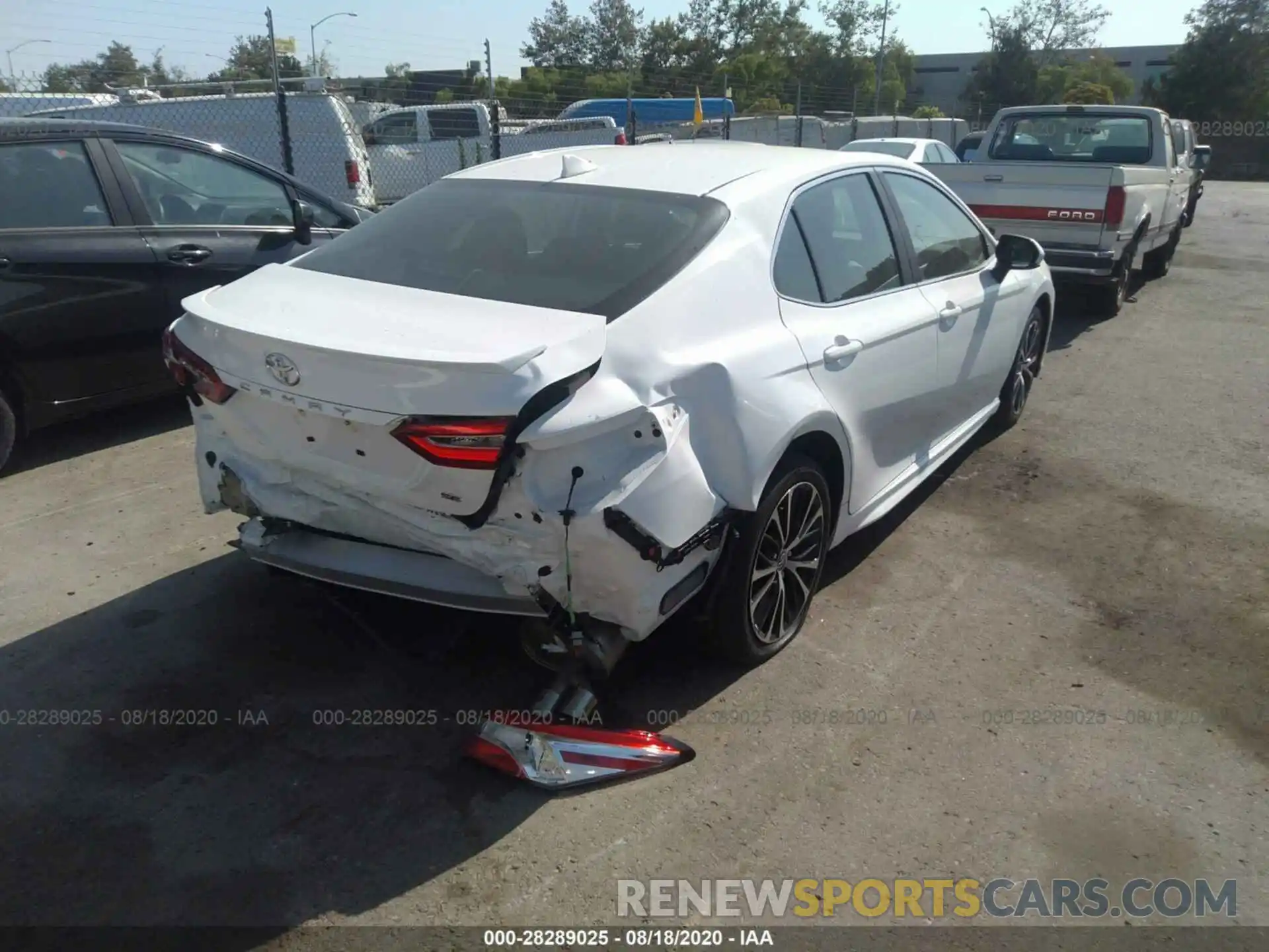 4 Photograph of a damaged car 4T1G11AK8LU866281 TOYOTA CAMRY 2020