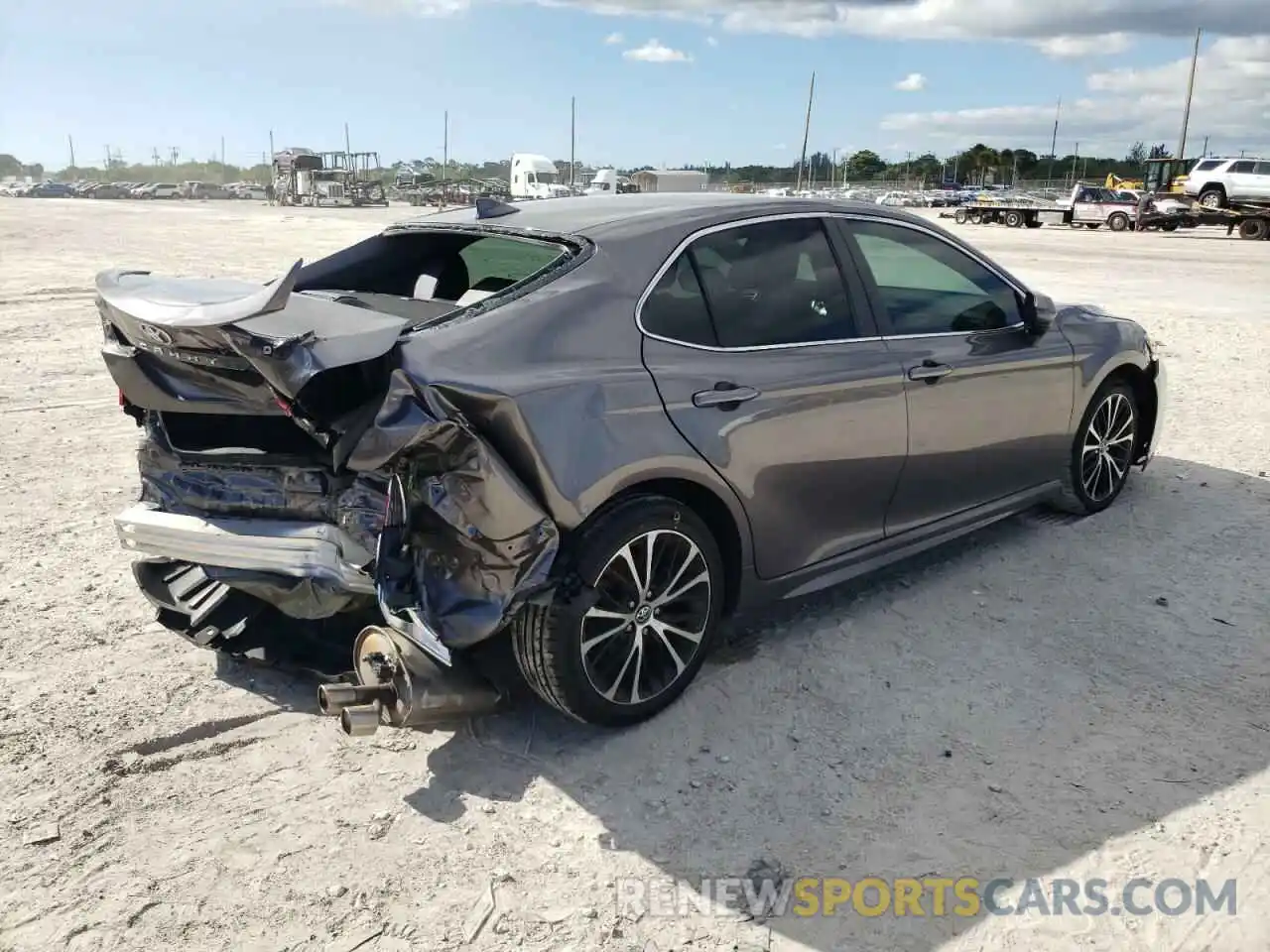 4 Photograph of a damaged car 4T1G11AK8LU899961 TOYOTA CAMRY 2020