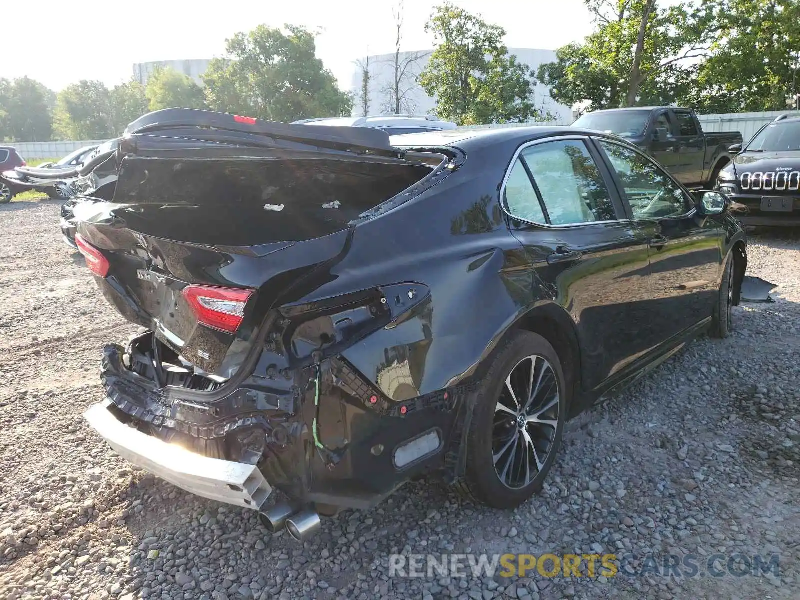 4 Photograph of a damaged car 4T1G11AK8LU909484 TOYOTA CAMRY 2020