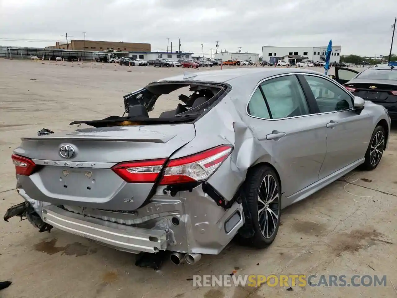 4 Photograph of a damaged car 4T1G11AK8LU912059 TOYOTA CAMRY 2020