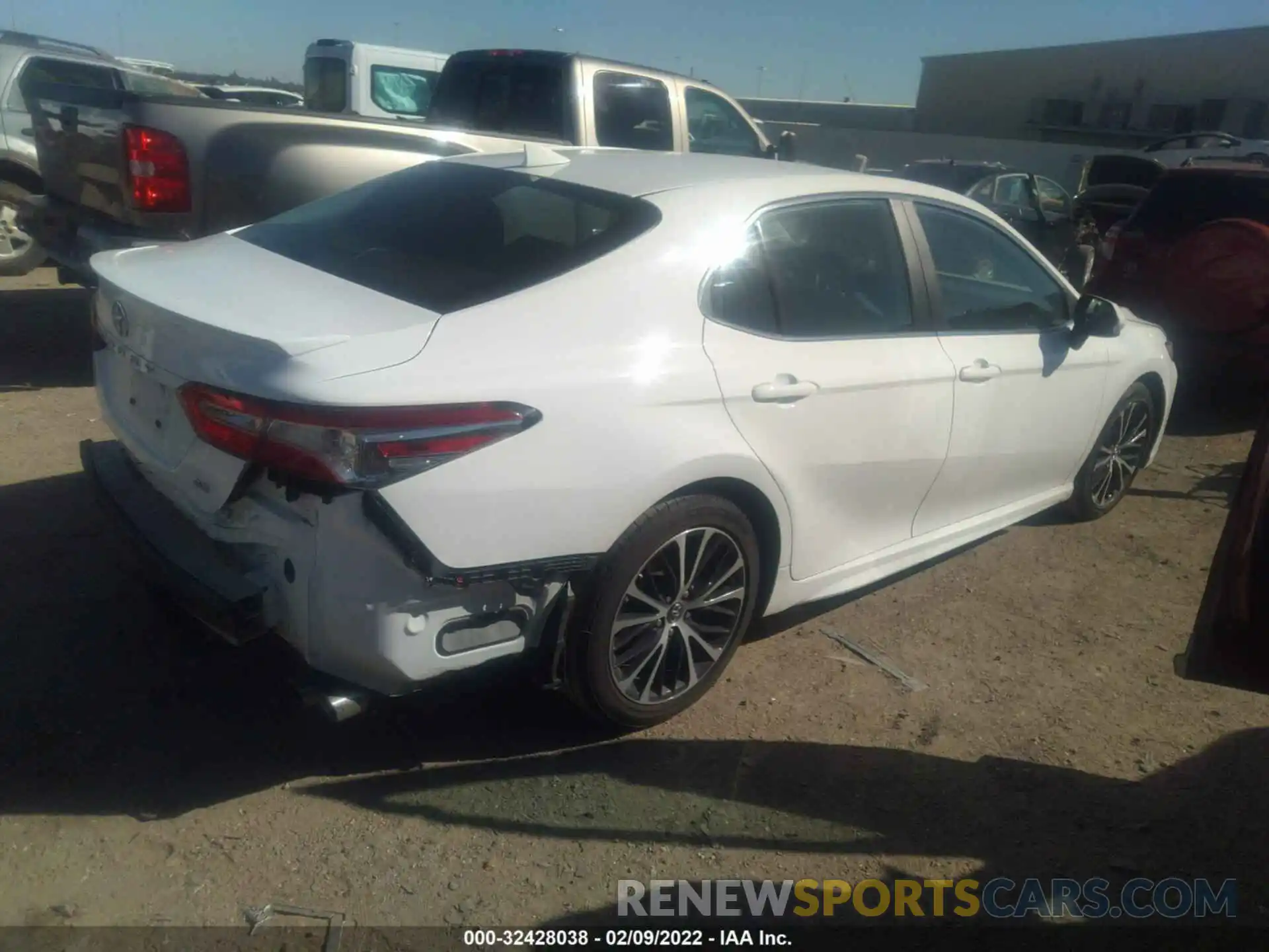 4 Photograph of a damaged car 4T1G11AK8LU915236 TOYOTA CAMRY 2020