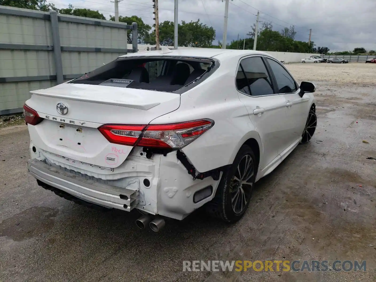 4 Photograph of a damaged car 4T1G11AK8LU963352 TOYOTA CAMRY 2020