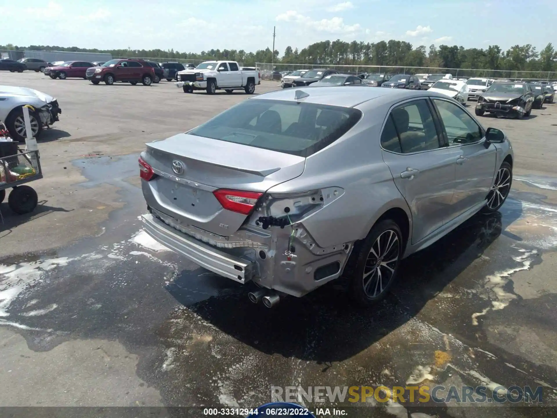 4 Photograph of a damaged car 4T1G11AK8LU993340 TOYOTA CAMRY 2020