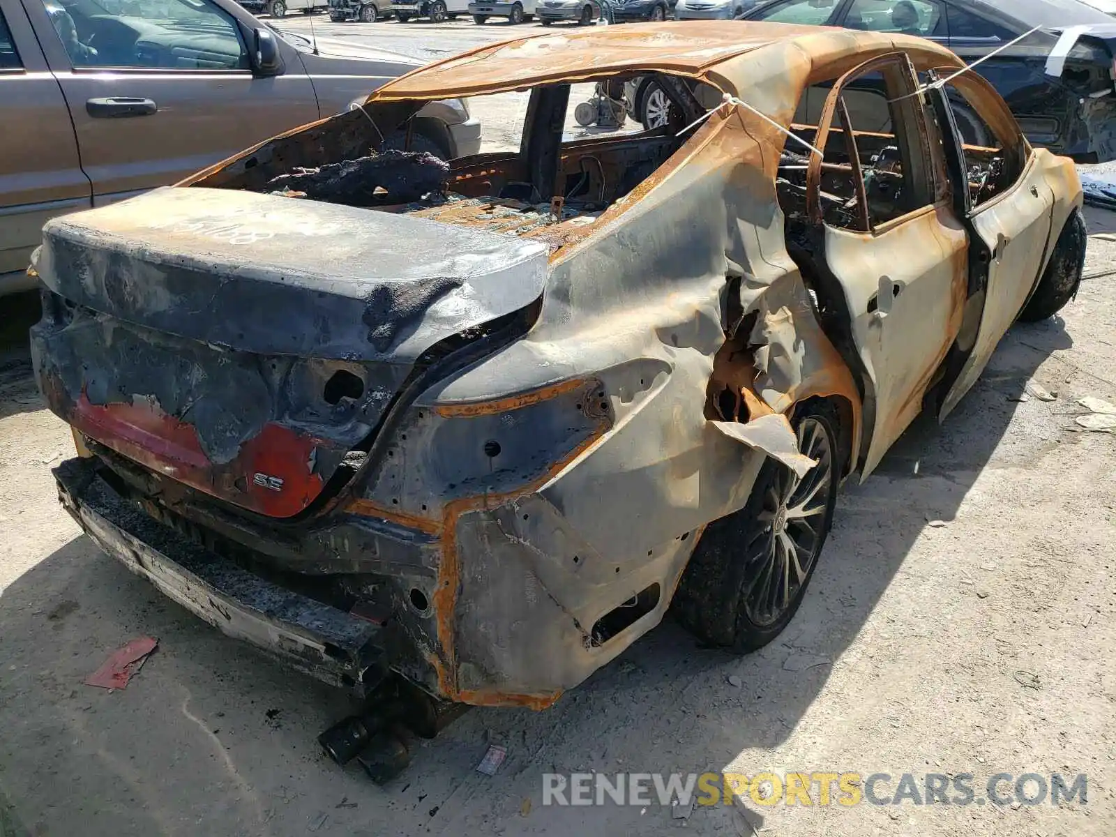 4 Photograph of a damaged car 4T1G11AK9LU357008 TOYOTA CAMRY 2020