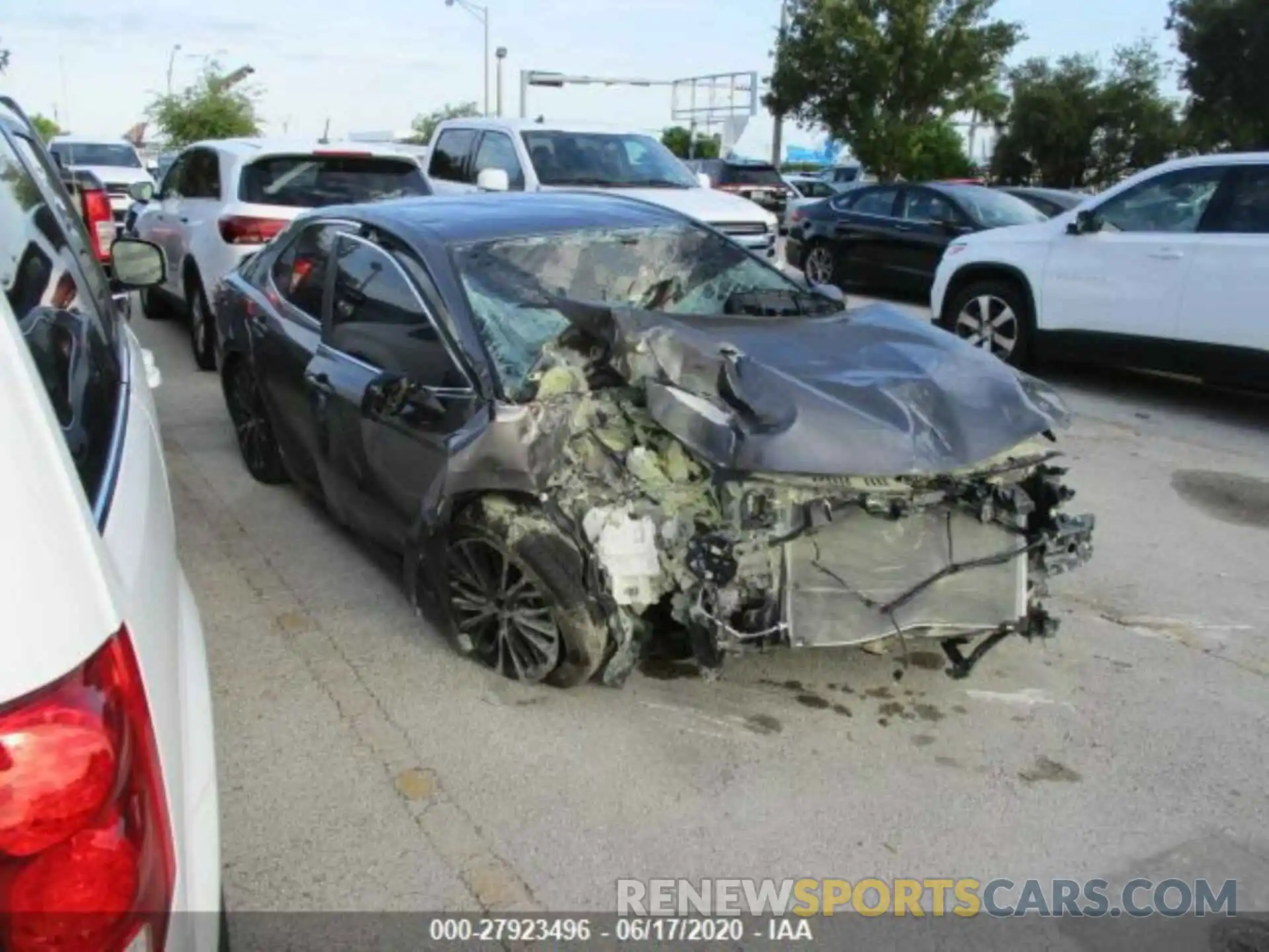 1 Photograph of a damaged car 4T1G11AKXLU326284 TOYOTA CAMRY 2020