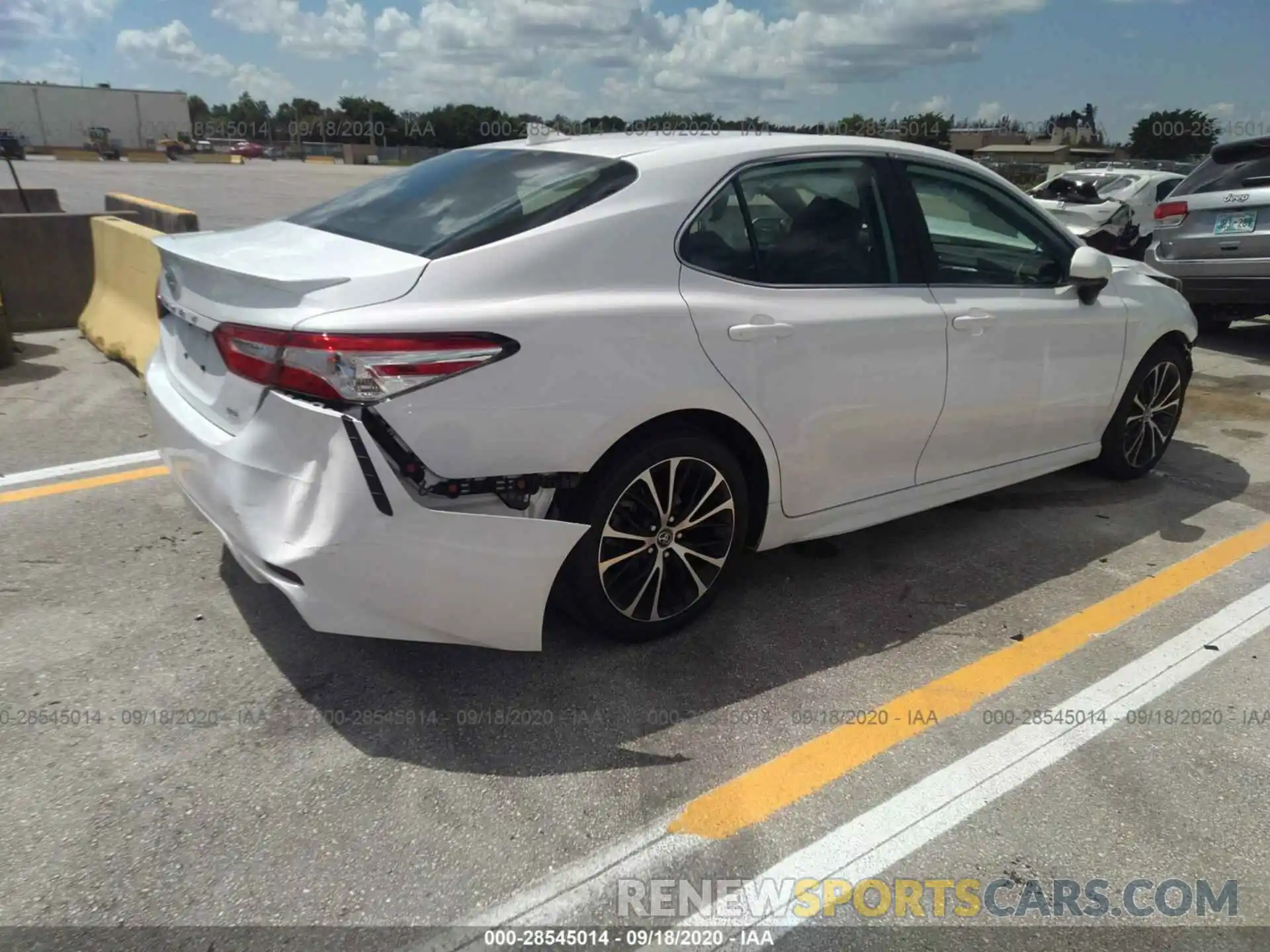 4 Photograph of a damaged car 4T1G11AKXLU343263 TOYOTA CAMRY 2020