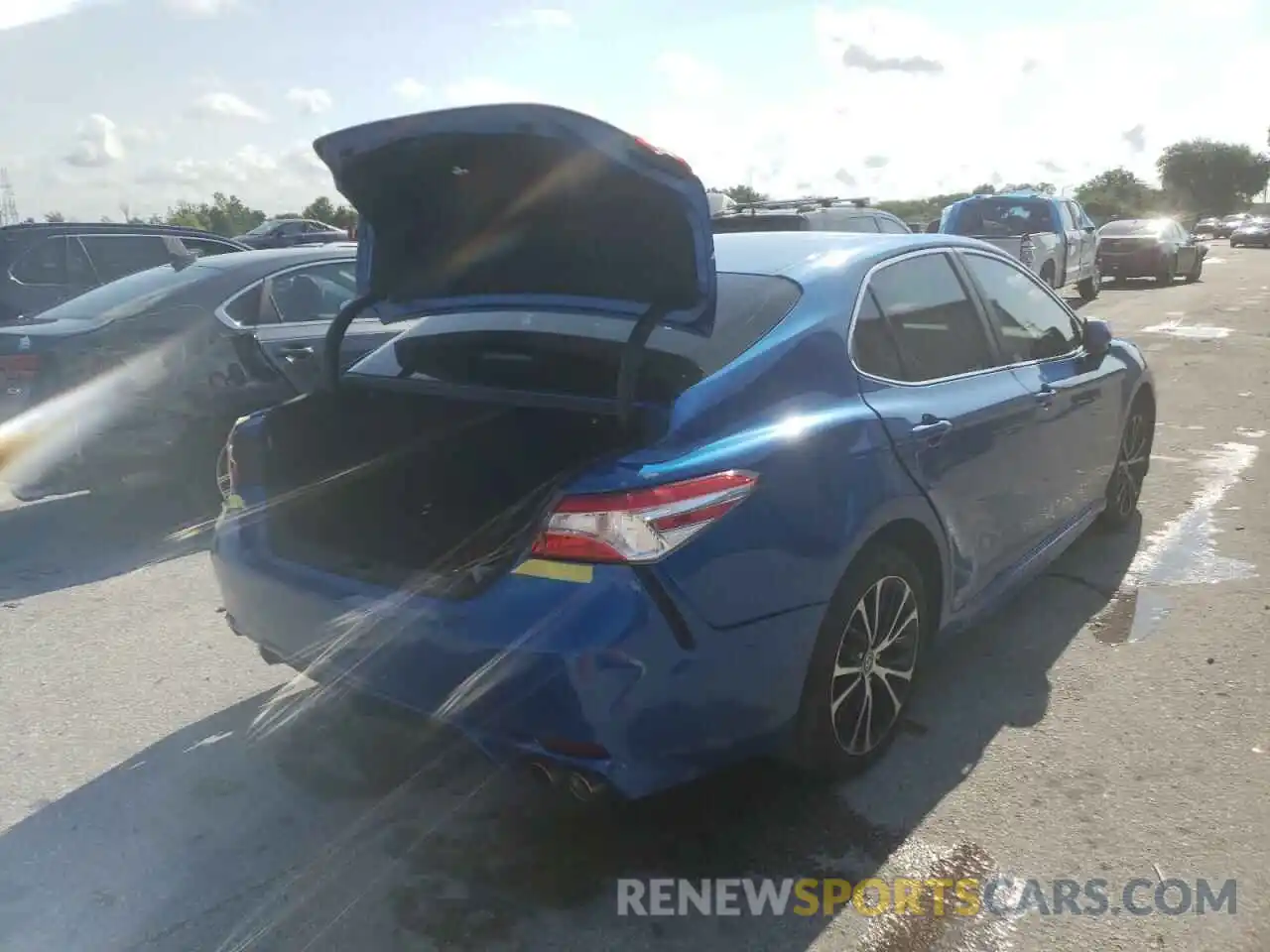 4 Photograph of a damaged car 4T1G11AKXLU401551 TOYOTA CAMRY 2020