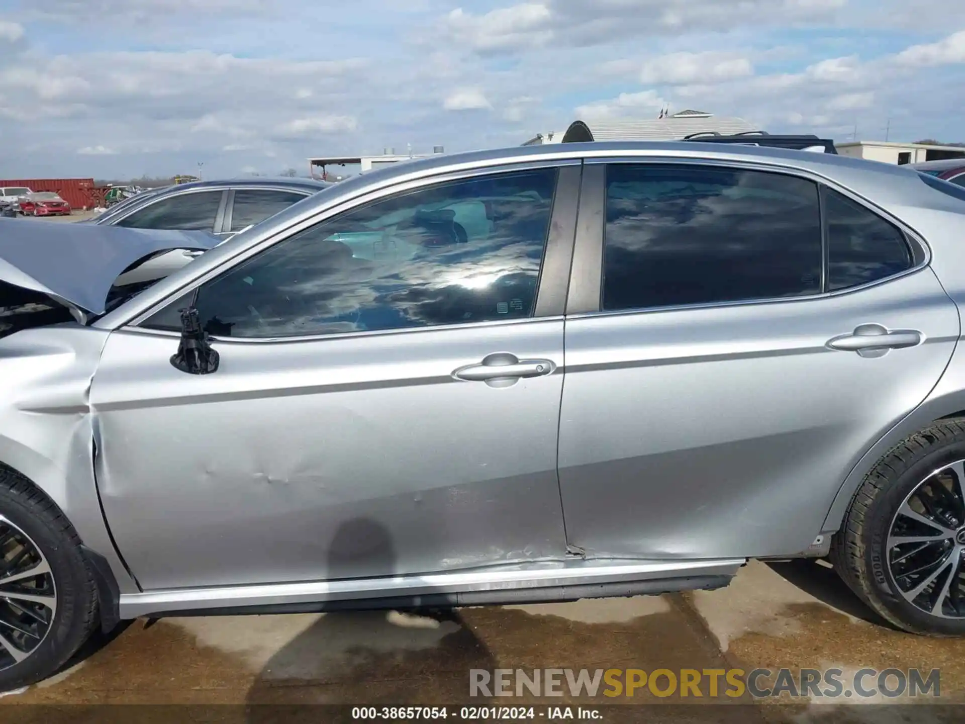 14 Photograph of a damaged car 4T1G11AKXLU510995 TOYOTA CAMRY 2020