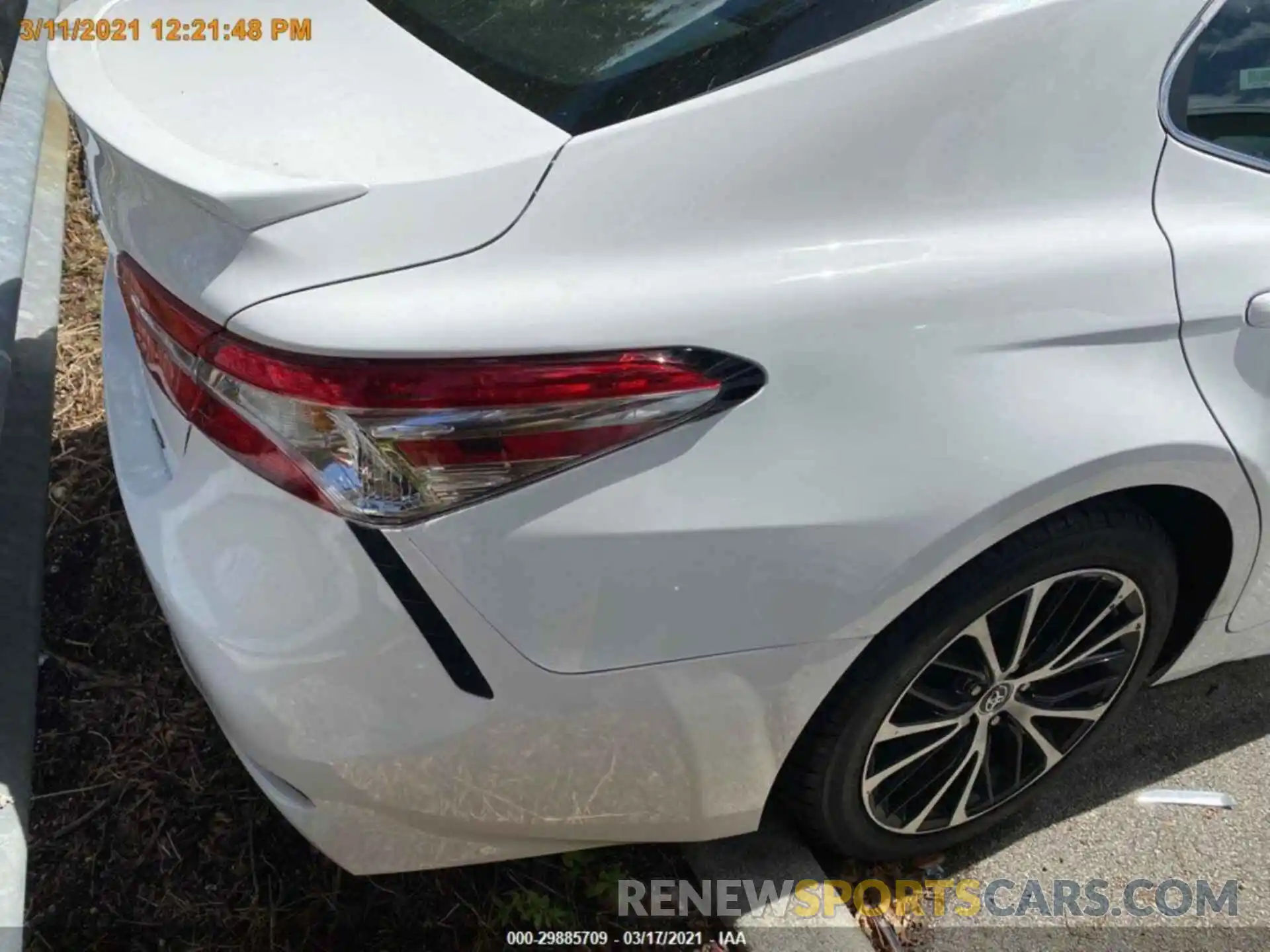 16 Photograph of a damaged car 4T1G11AKXLU929753 TOYOTA CAMRY 2020