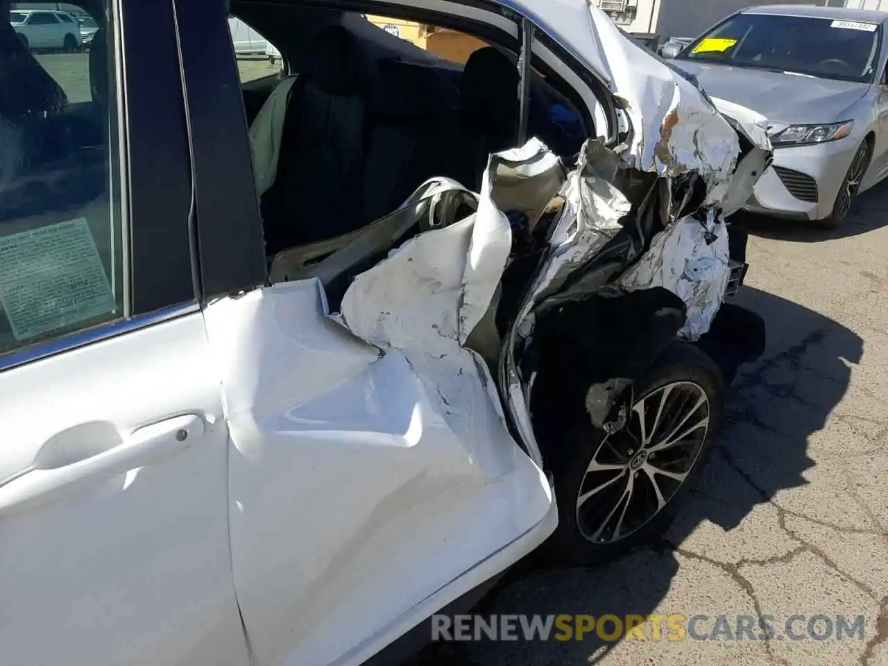 10 Photograph of a damaged car 4T1G11AKXLU933852 TOYOTA CAMRY 2020