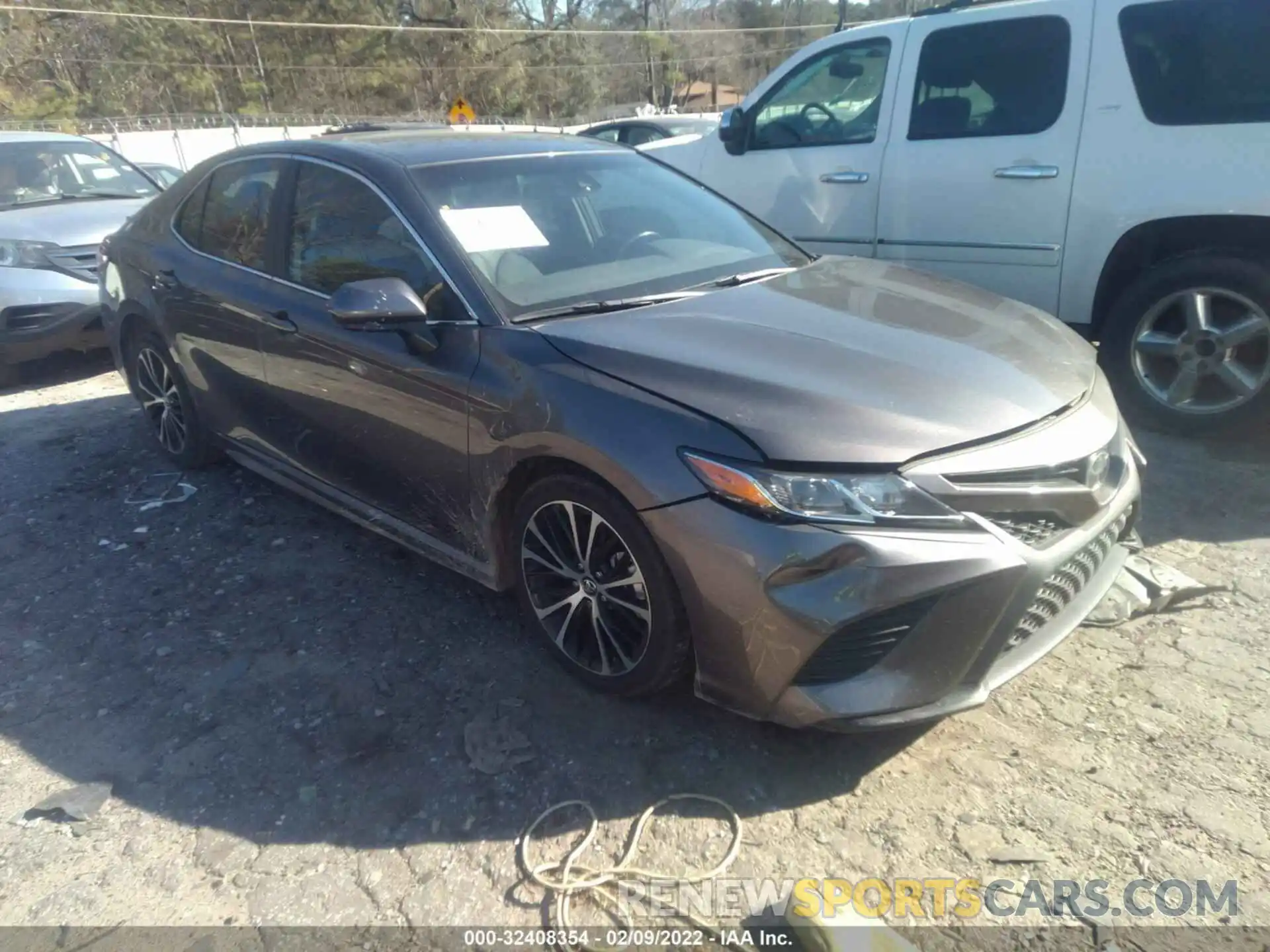 1 Photograph of a damaged car 4T1G11AKXLU945158 TOYOTA CAMRY 2020