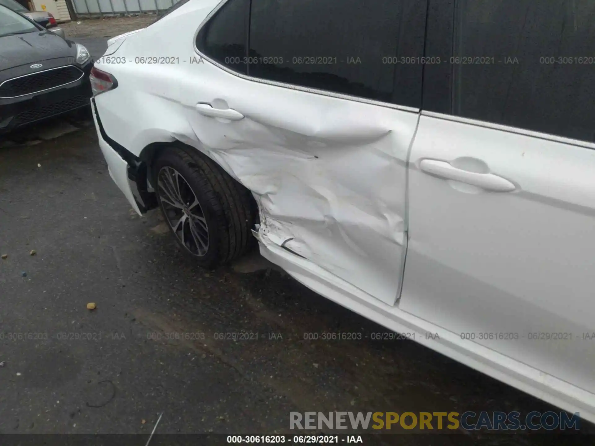 6 Photograph of a damaged car 4T1G11AKXLU956189 TOYOTA CAMRY 2020