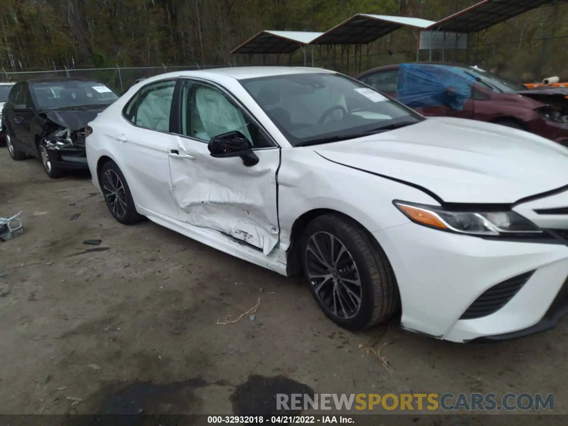 1 Photograph of a damaged car 4T1G11BK5LU008989 TOYOTA CAMRY 2020