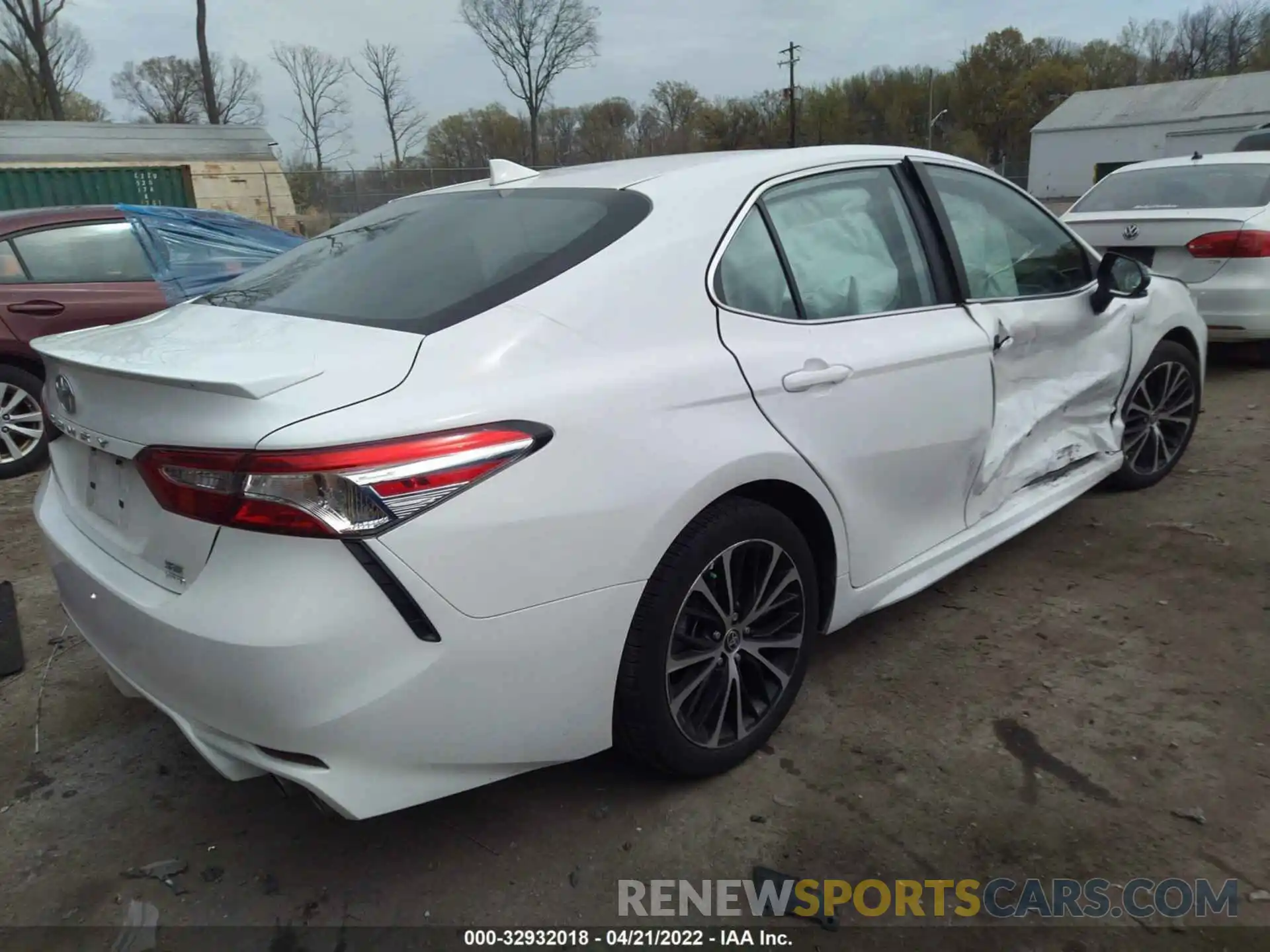 4 Photograph of a damaged car 4T1G11BK5LU008989 TOYOTA CAMRY 2020