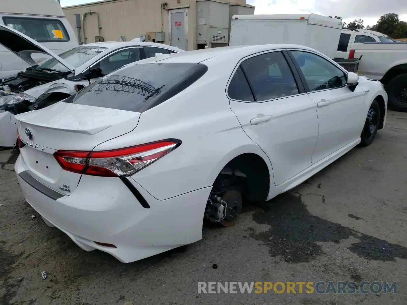 4 Photograph of a damaged car 4T1G31AK2LU010646 TOYOTA CAMRY 2020