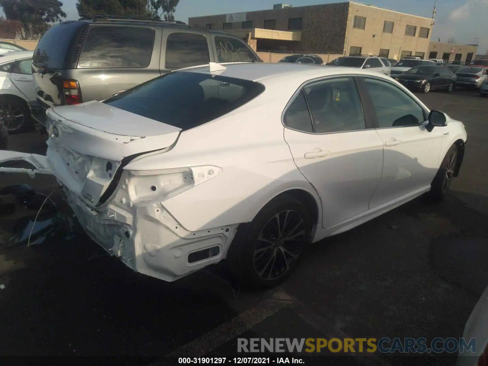 4 Photograph of a damaged car 4T1G31AK2LU545587 TOYOTA CAMRY 2020