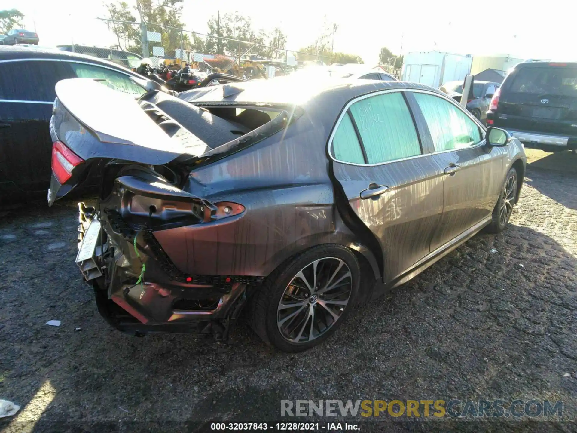 4 Photograph of a damaged car 4T1G31AK4LU009935 TOYOTA CAMRY 2020