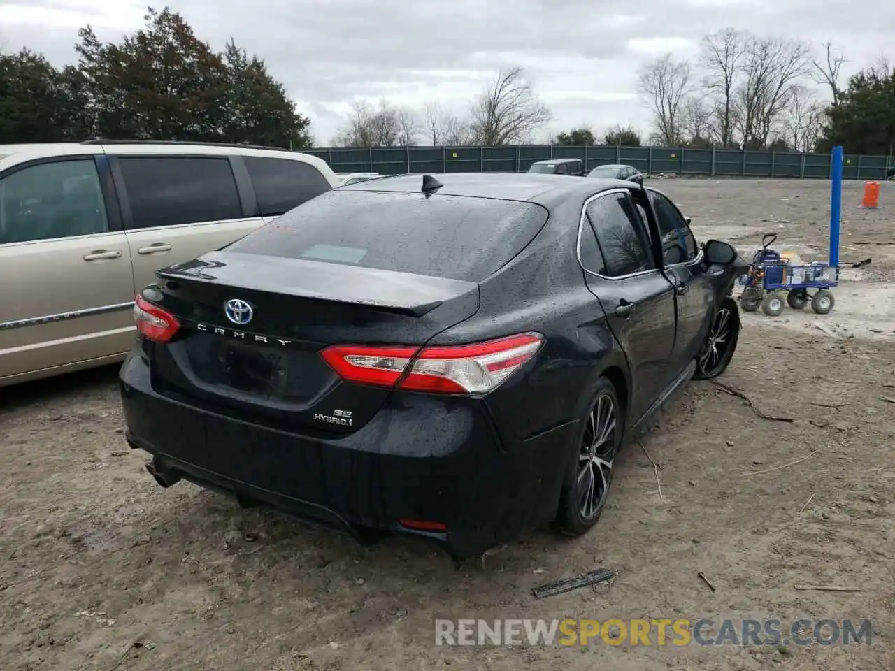 4 Photograph of a damaged car 4T1G31AK5LU542490 TOYOTA CAMRY 2020