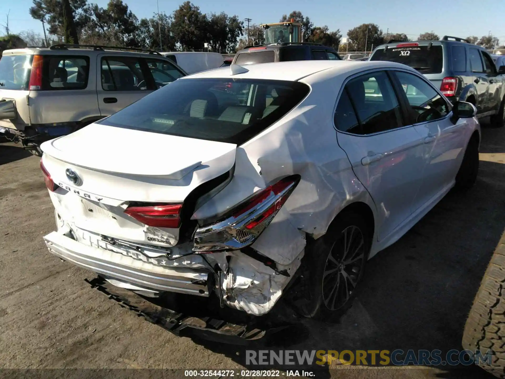 4 Photograph of a damaged car 4T1G31AK6LU526993 TOYOTA CAMRY 2020