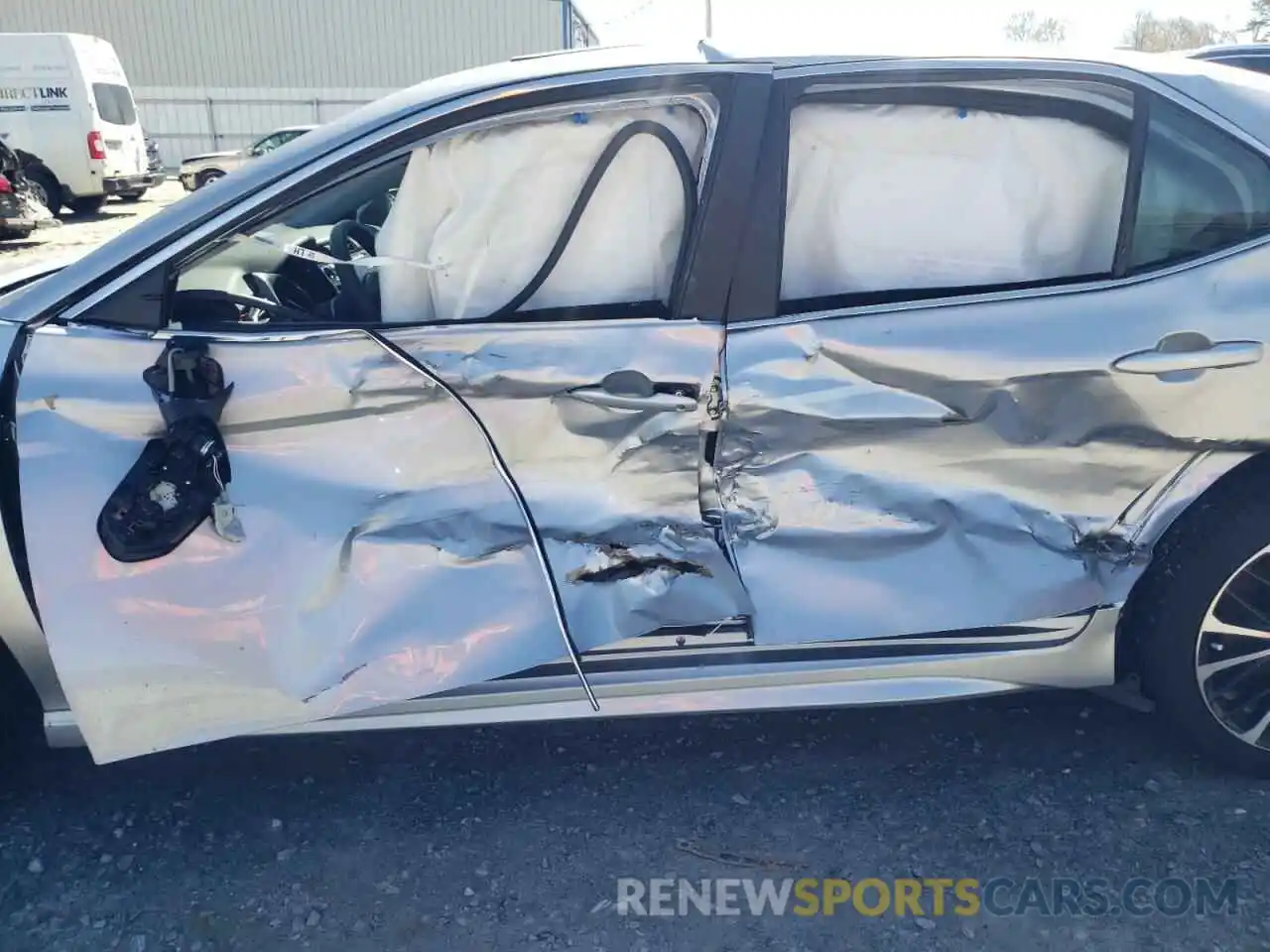 10 Photograph of a damaged car 4T1J11AK6LU985727 TOYOTA CAMRY 2020