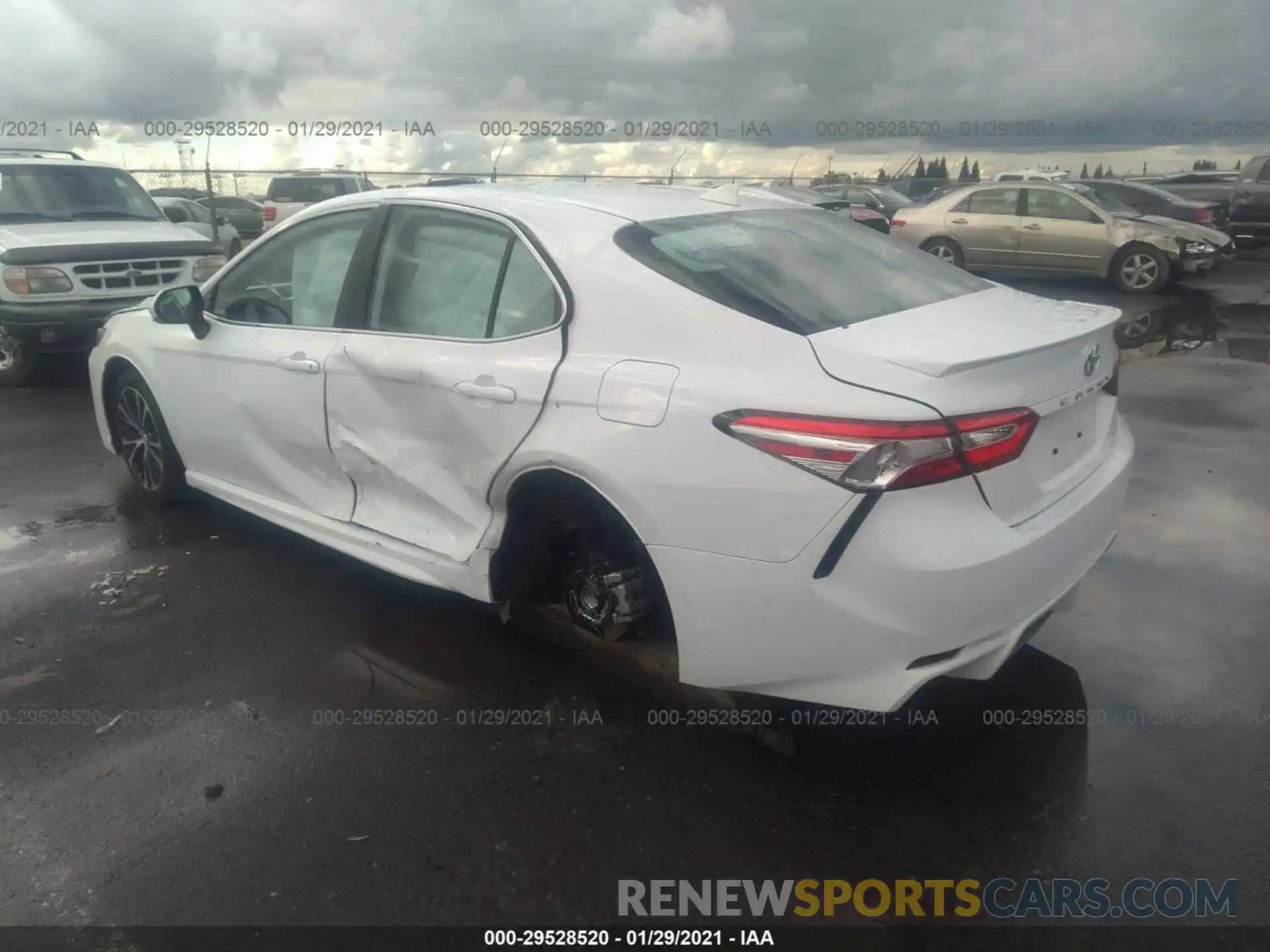 3 Photograph of a damaged car 4T1J11AK8LU909555 TOYOTA CAMRY 2020