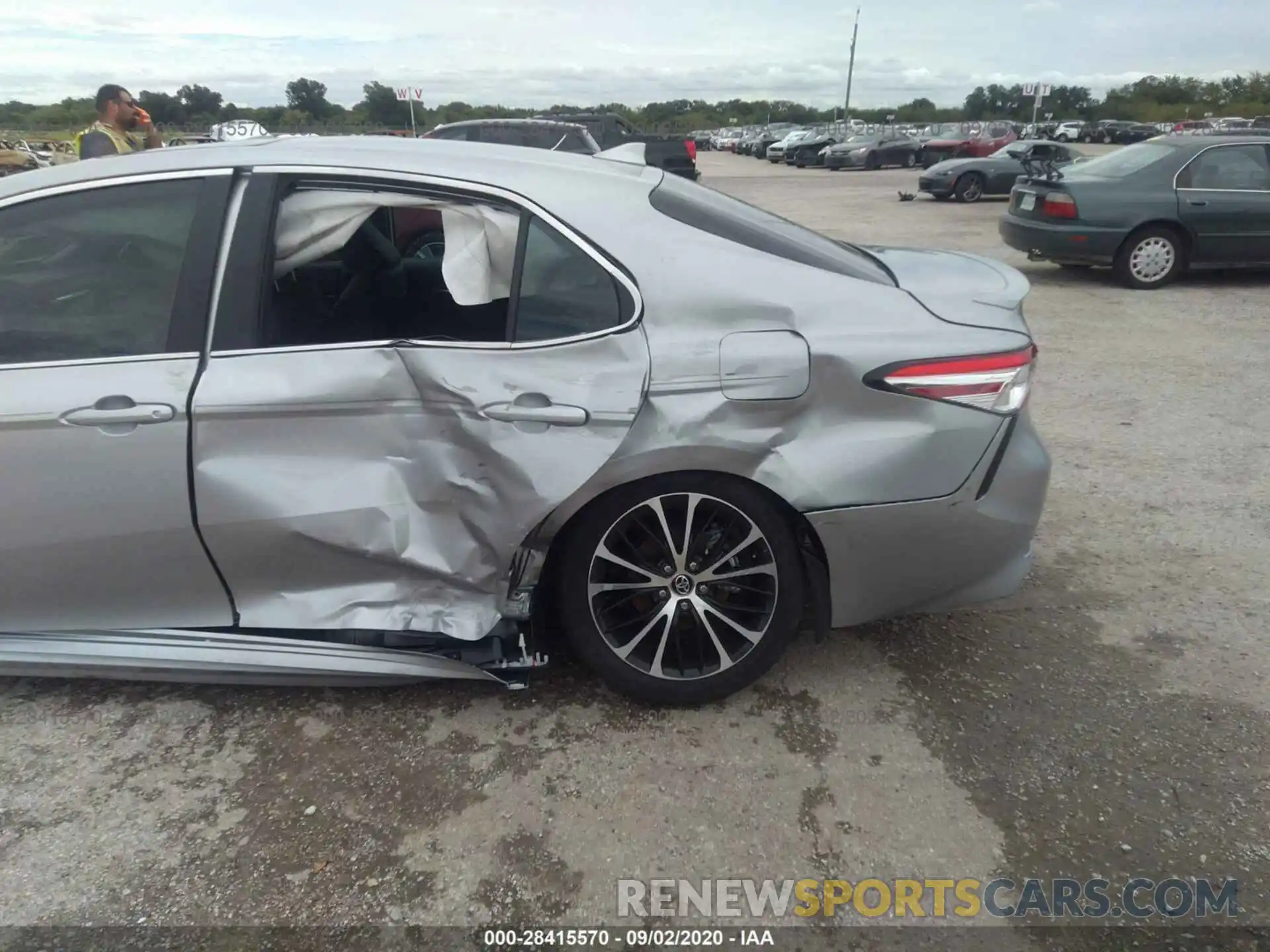 6 Photograph of a damaged car 4T1J31AK0LU528602 TOYOTA CAMRY 2020