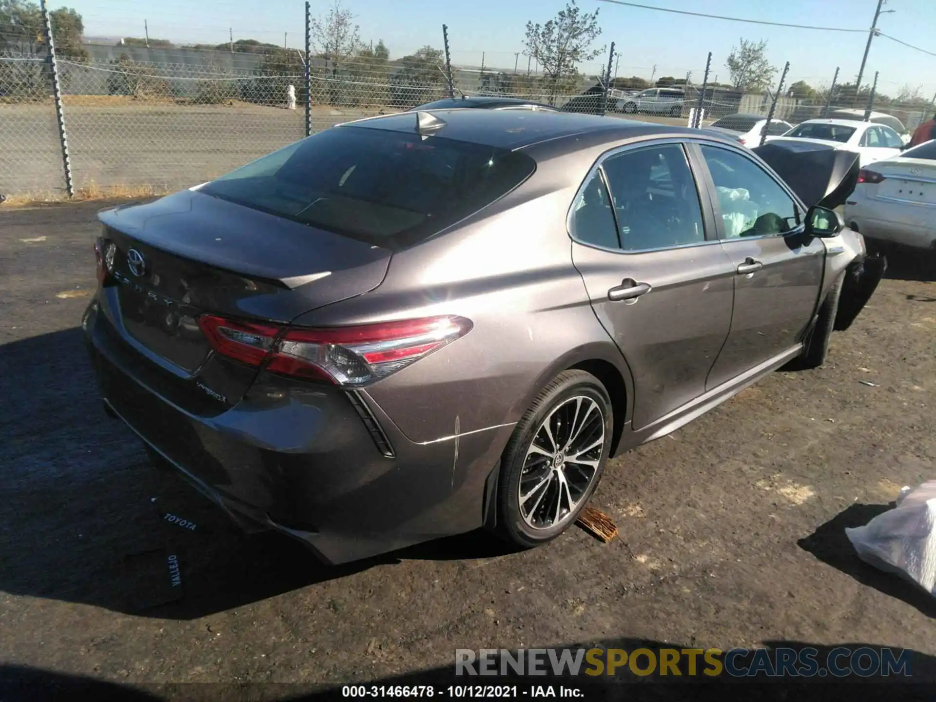 4 Photograph of a damaged car 4T1J31AK1LU015343 TOYOTA CAMRY 2020