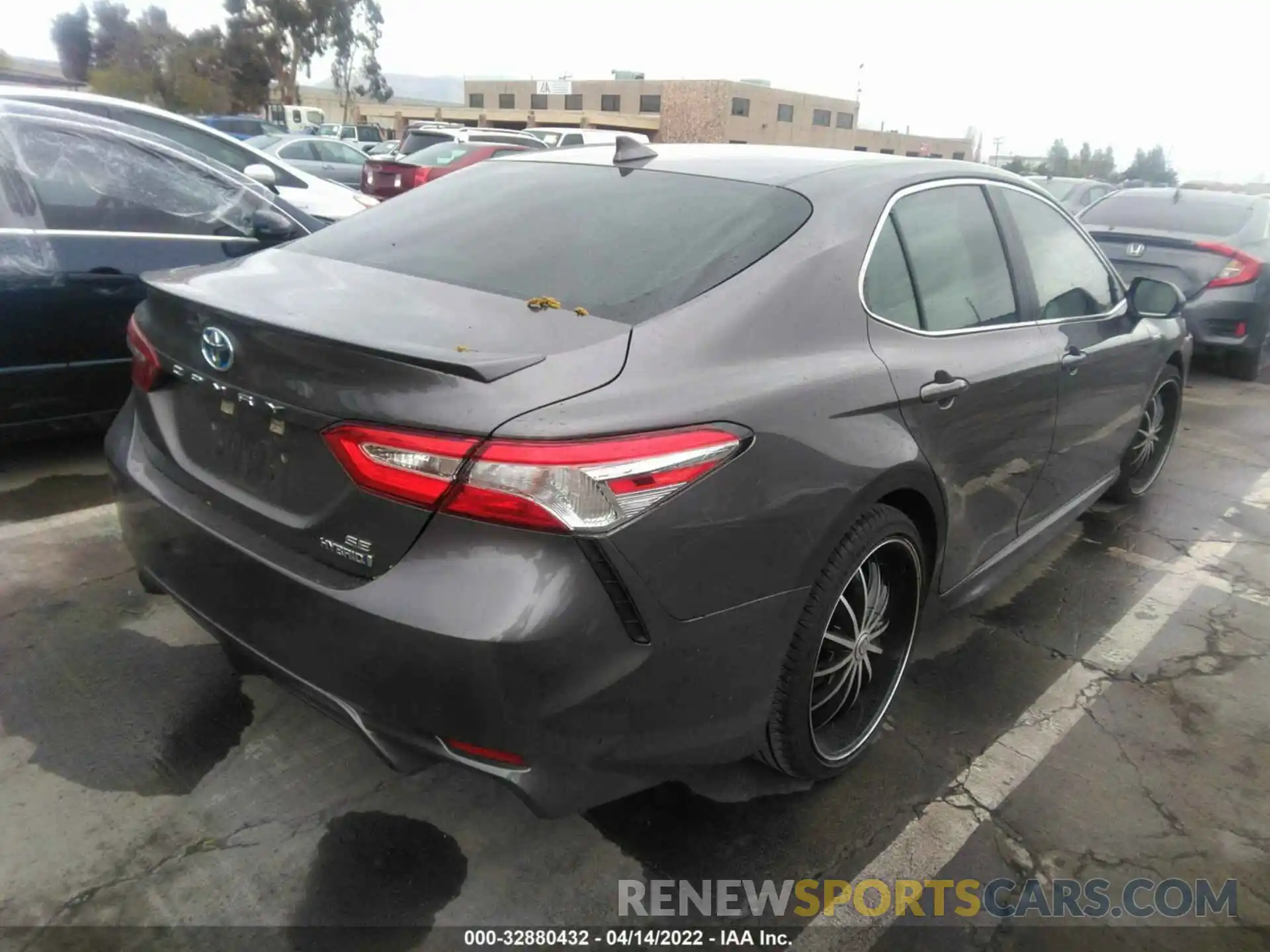 4 Photograph of a damaged car 4T1J31AK2LU542176 TOYOTA CAMRY 2020