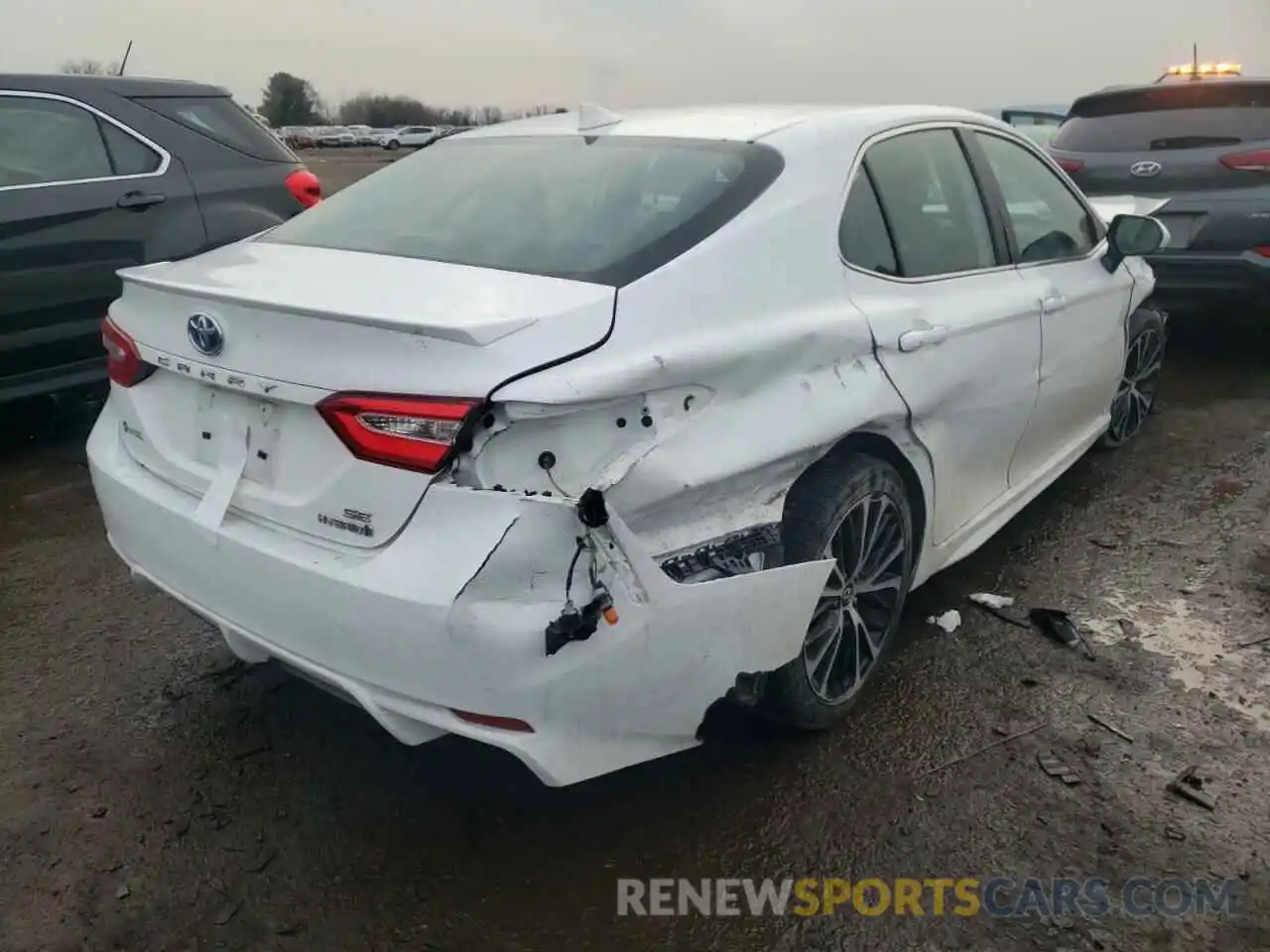 4 Photograph of a damaged car 4T1J31AK4LU523533 TOYOTA CAMRY 2020