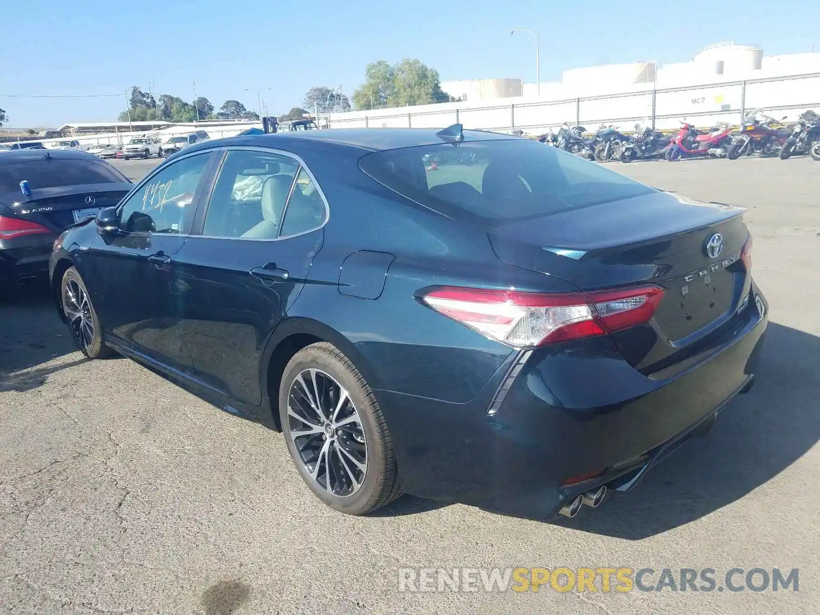 3 Photograph of a damaged car 4T1J31AK5LU520074 TOYOTA CAMRY 2020