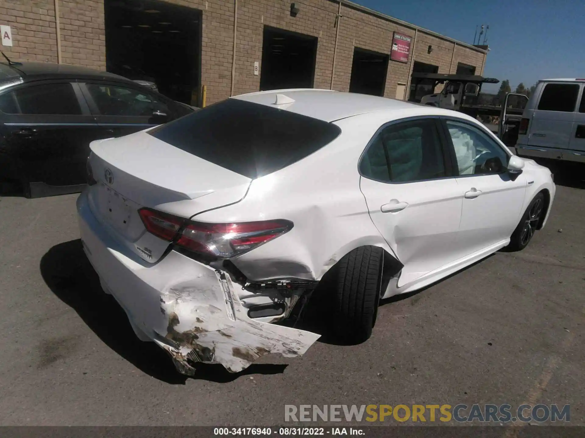 4 Photograph of a damaged car 4T1J31AK5LU525565 TOYOTA CAMRY 2020