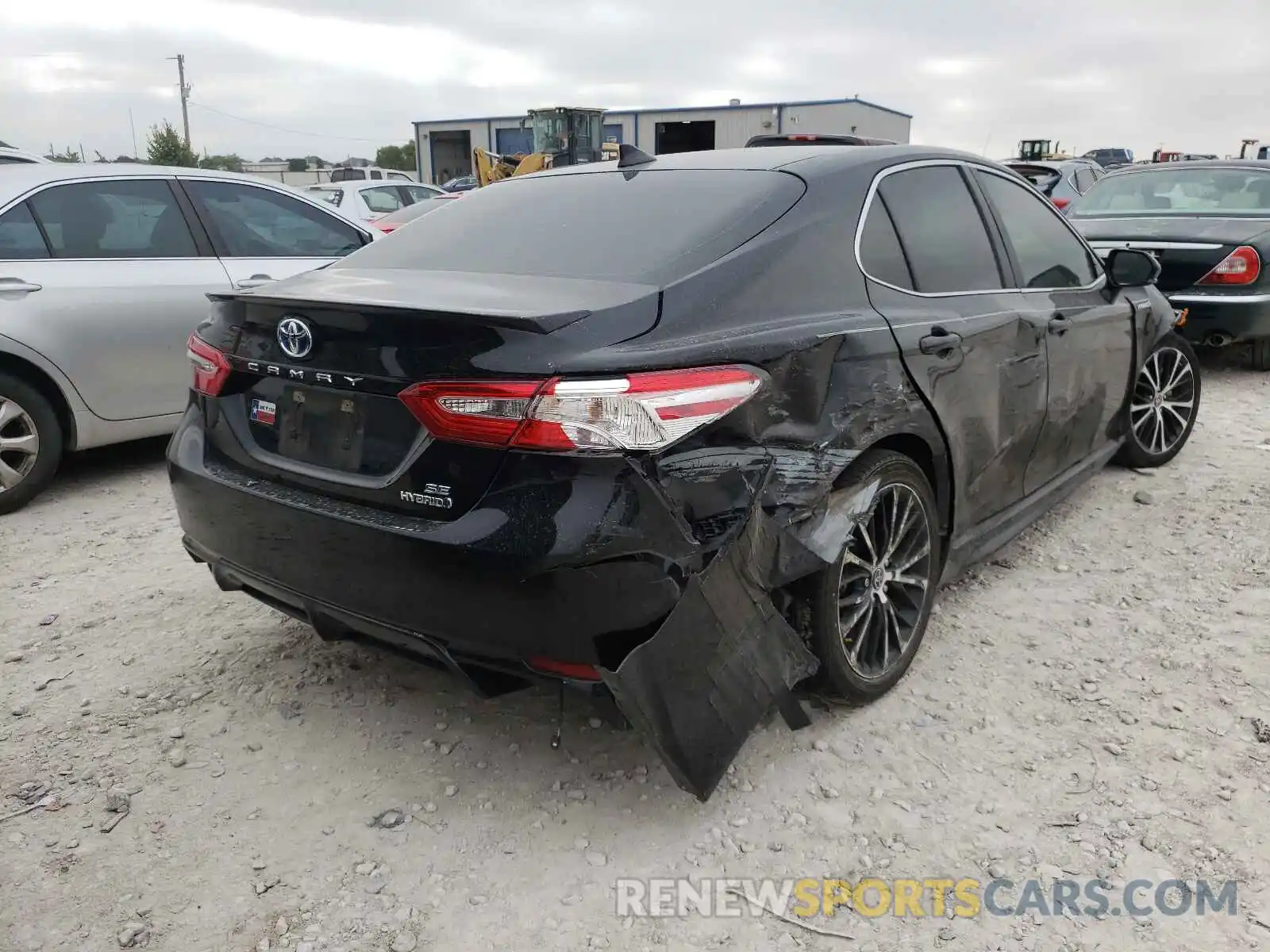 4 Photograph of a damaged car 4T1J31AK5LU532337 TOYOTA CAMRY 2020