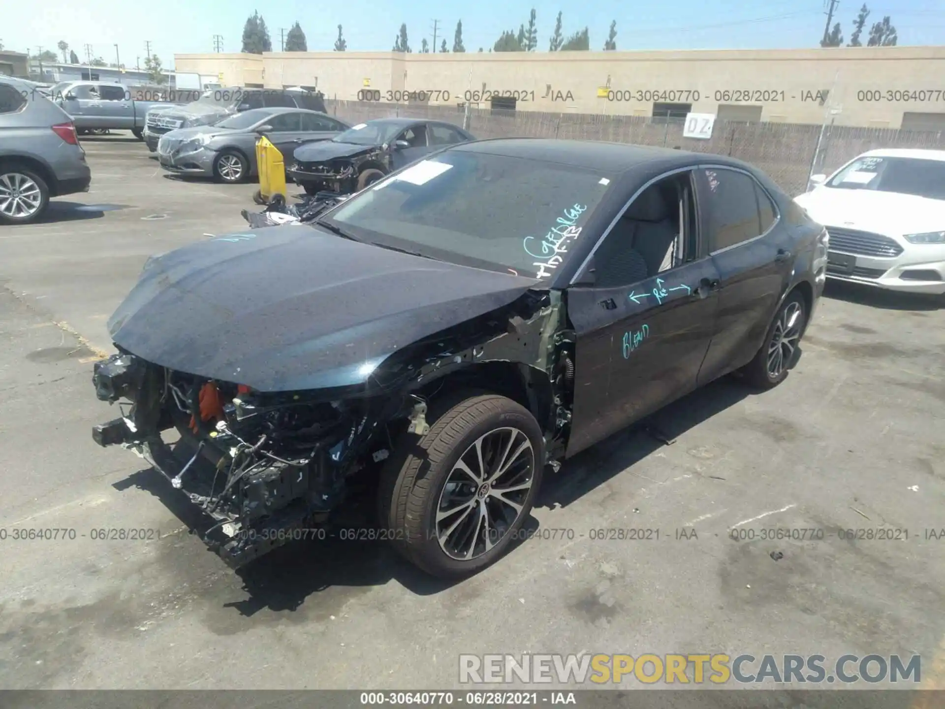 2 Photograph of a damaged car 4T1J31AK9LU542319 TOYOTA CAMRY 2020