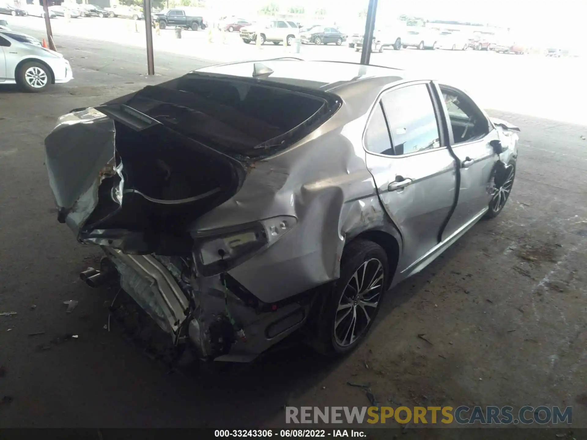 4 Photograph of a damaged car 4T1J31AKXLU526193 TOYOTA CAMRY 2020