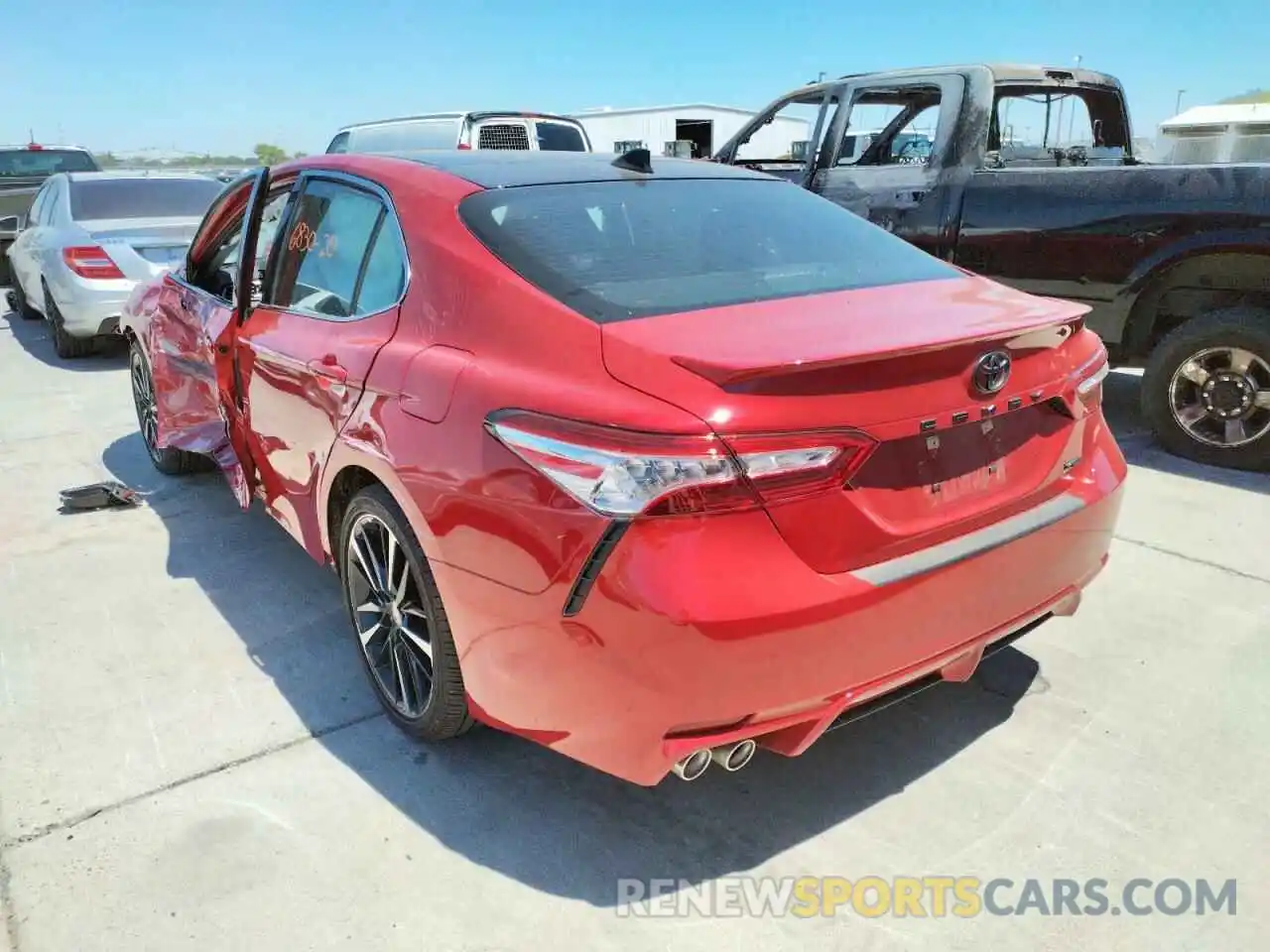 3 Photograph of a damaged car 4T1K61AK0LU373450 TOYOTA CAMRY 2020