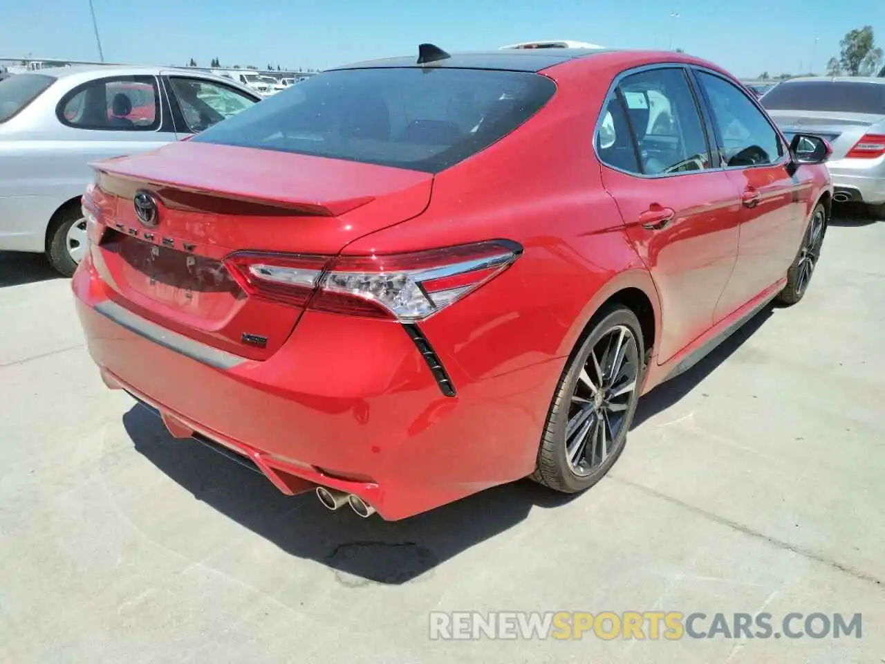 4 Photograph of a damaged car 4T1K61AK0LU373450 TOYOTA CAMRY 2020